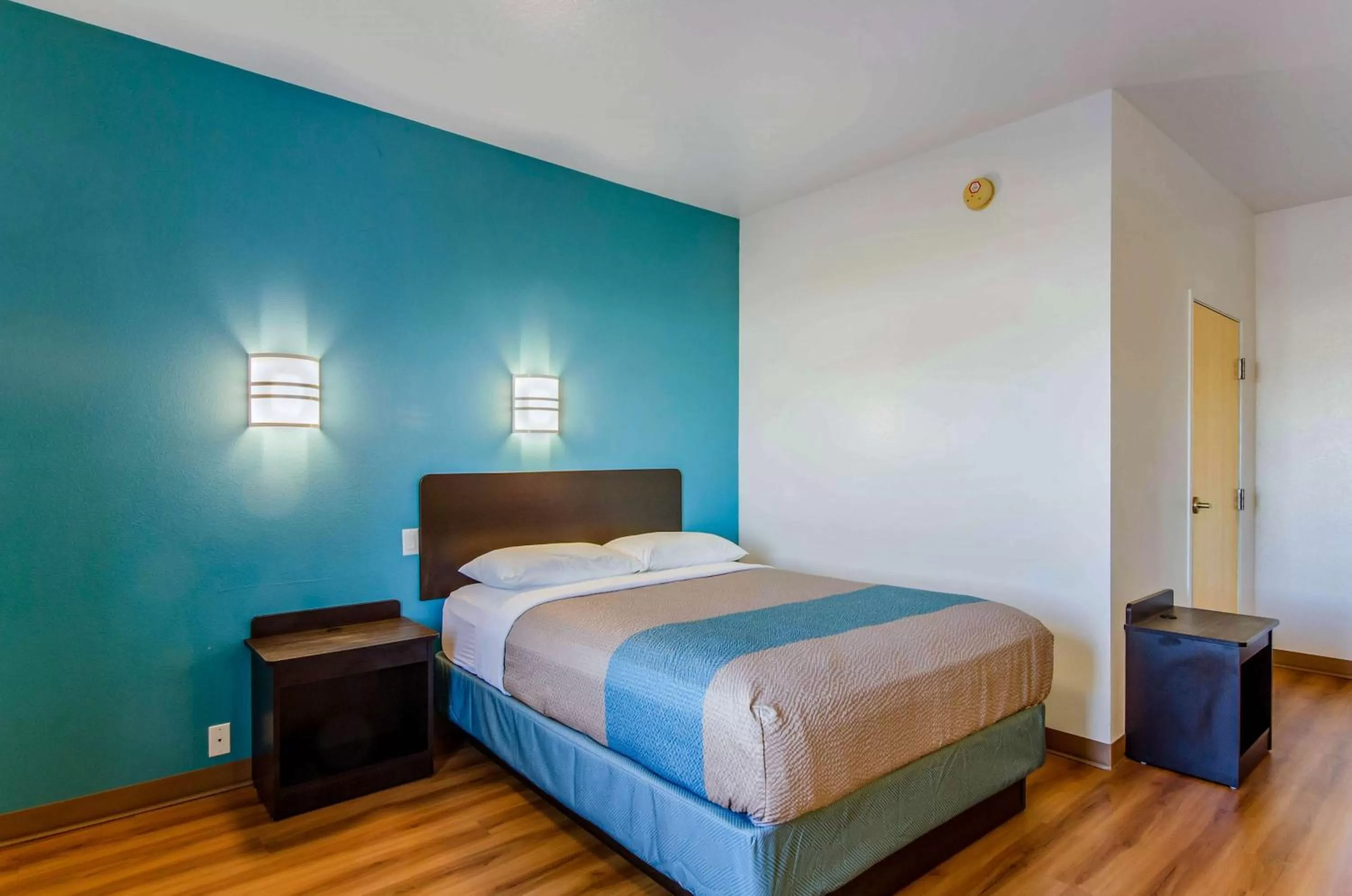 Bedroom, Bed in Motel 6-Wheatland, WY