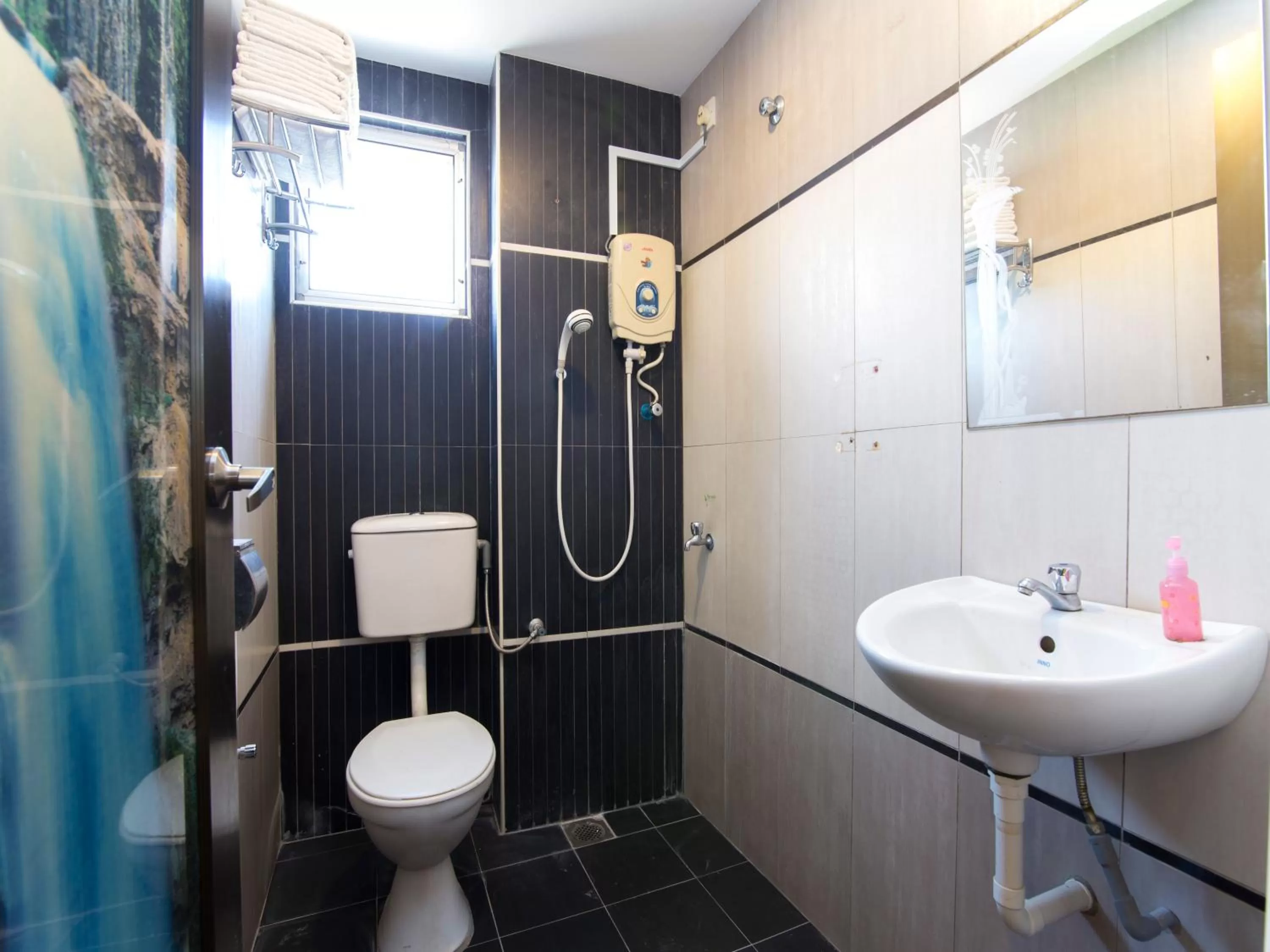 Superior Family Room in Super OYO 44088 Valley View Hotel