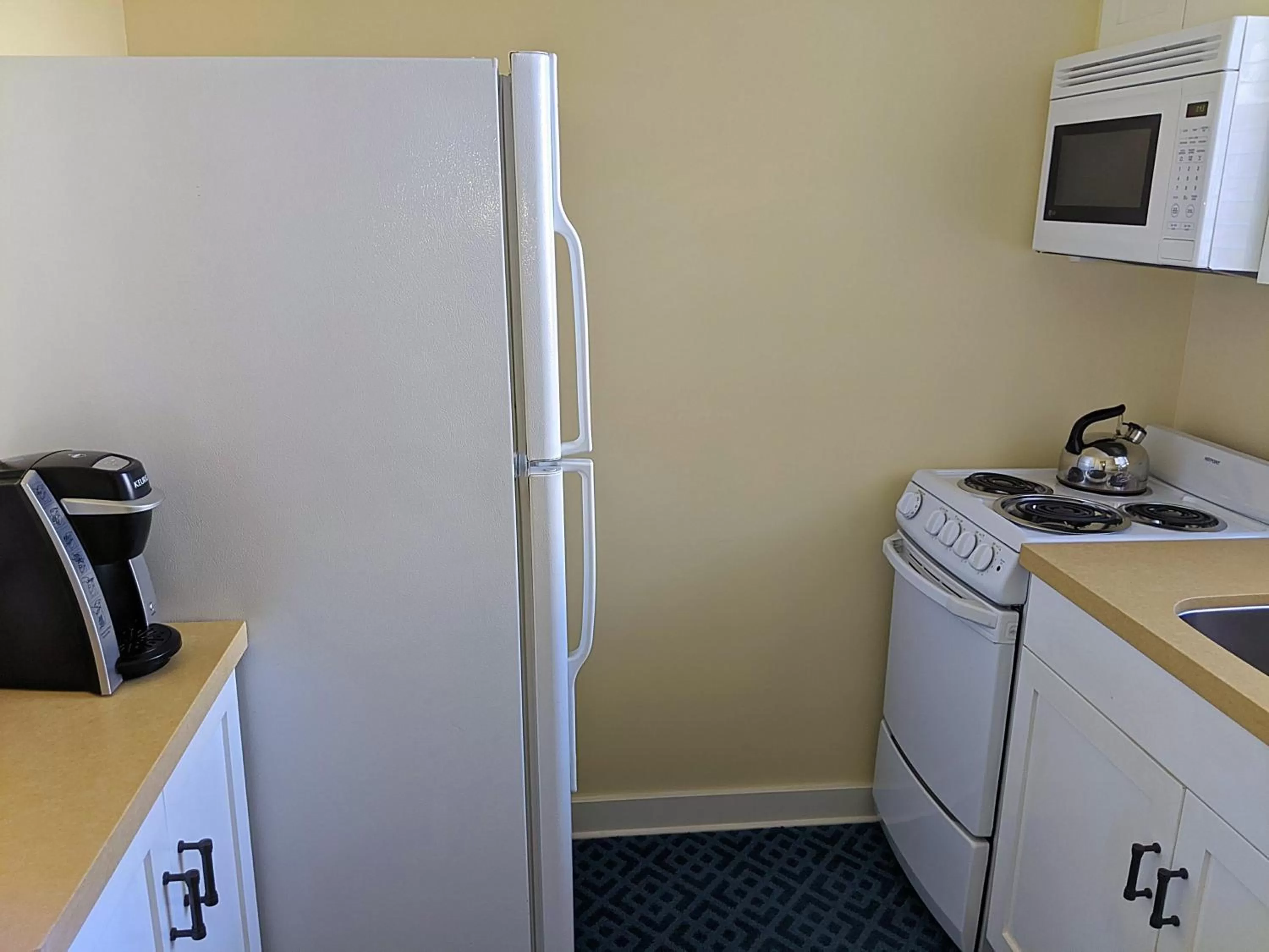 Kitchen or kitchenette in Grande Colonial La Jolla