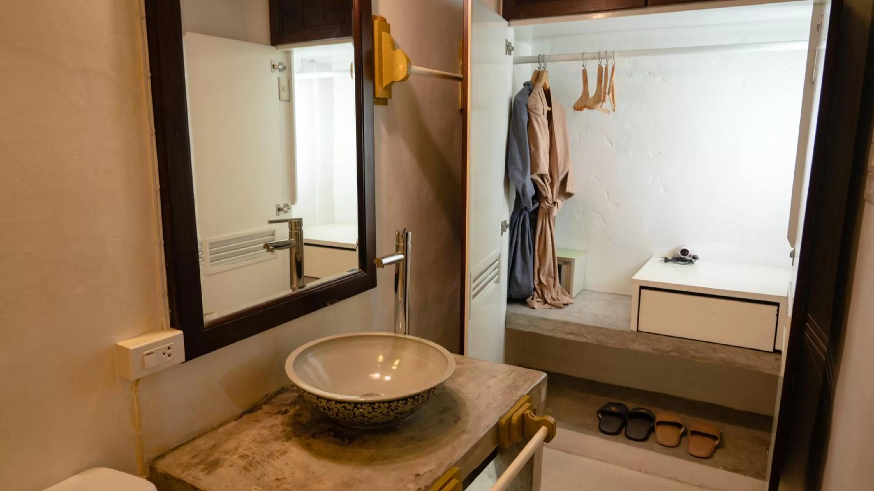 wardrobe, Bathroom in Cheva Gallery Boutique Hotel