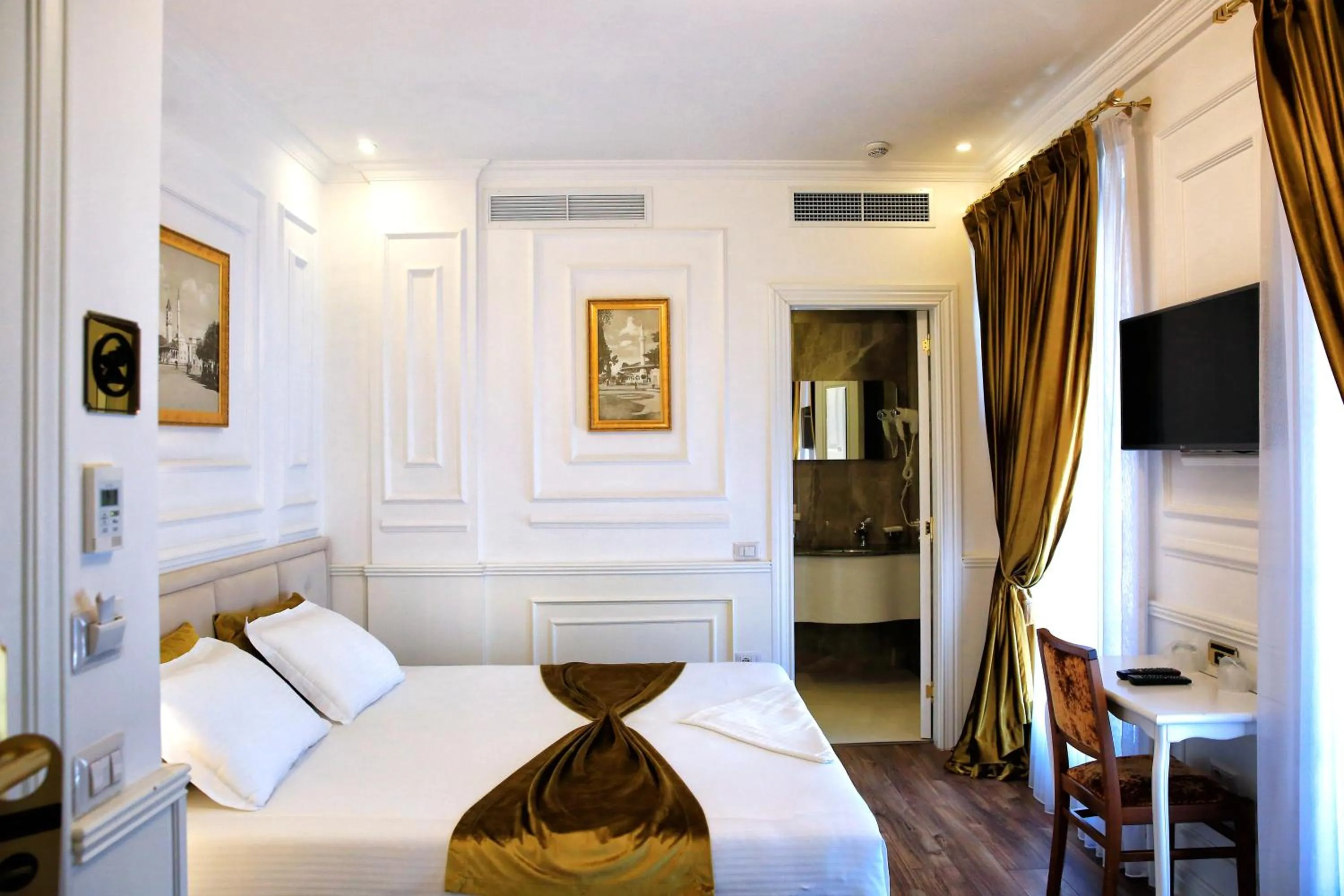 TV and multimedia, Bed in Eler Hotel