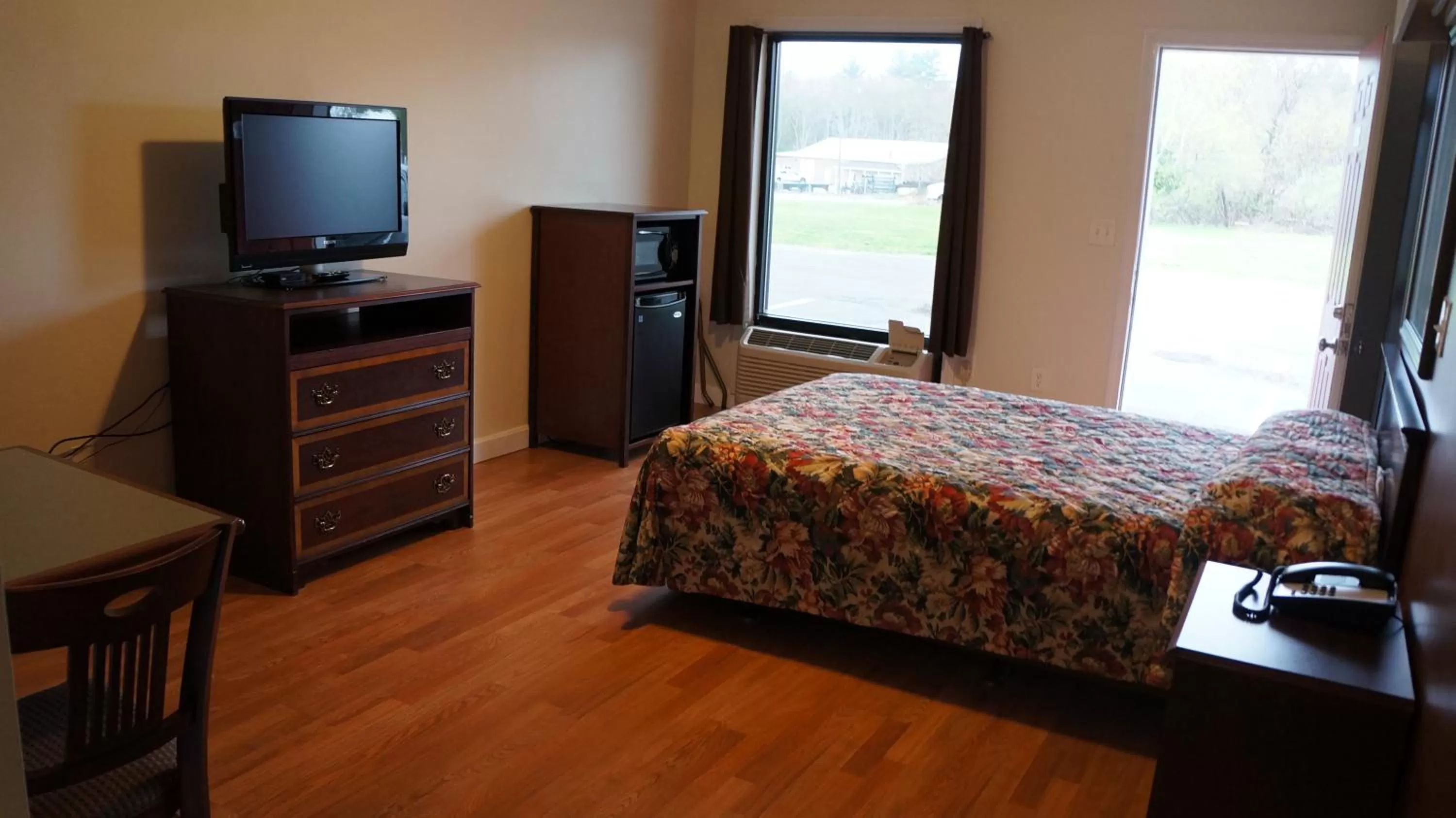 Bed in Classic Motor Lodge Providence - West Greenwich