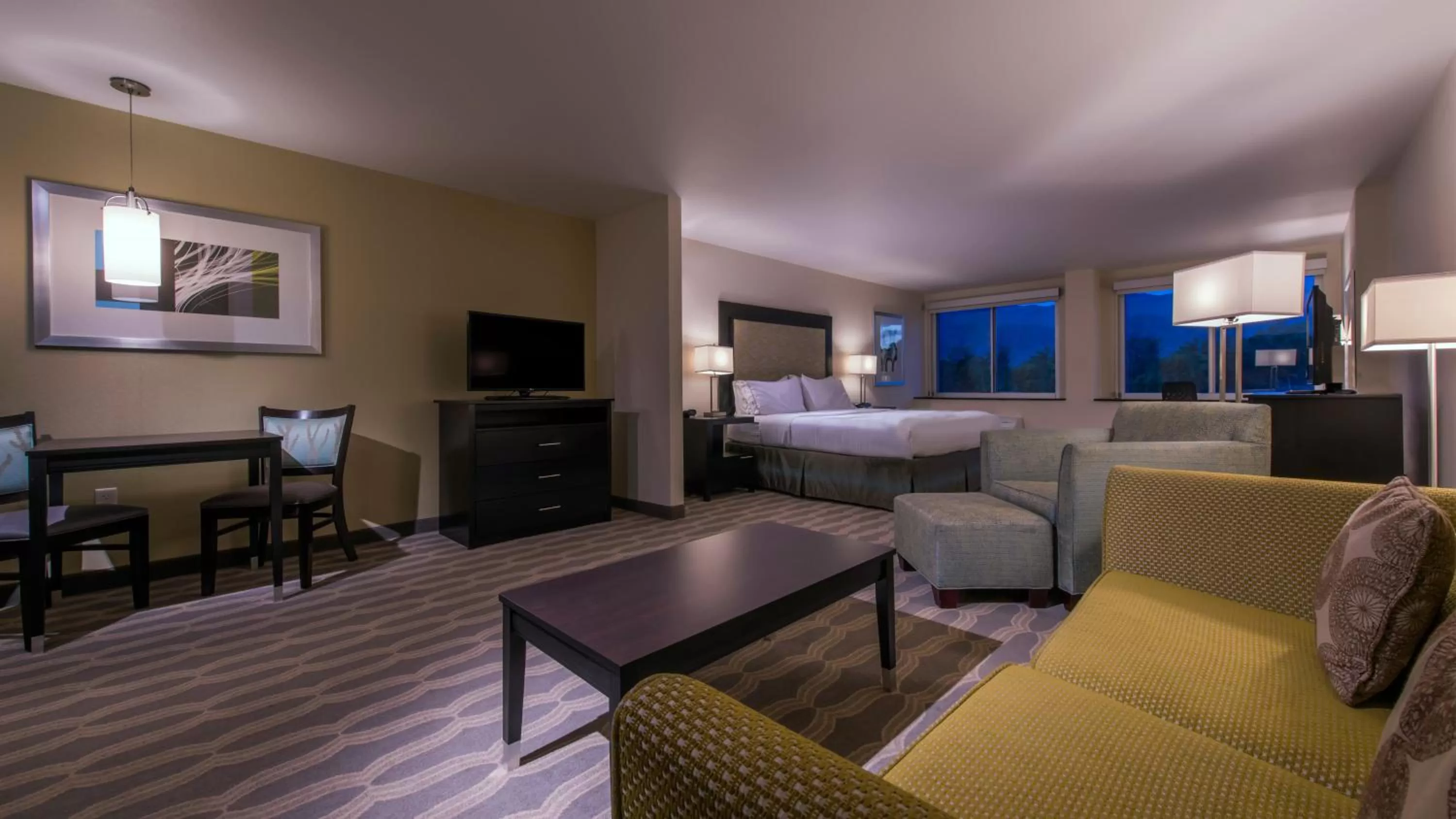 Photo of the whole room, Bed in Holiday Inn Express & Suites Colorado Springs Central by IHG