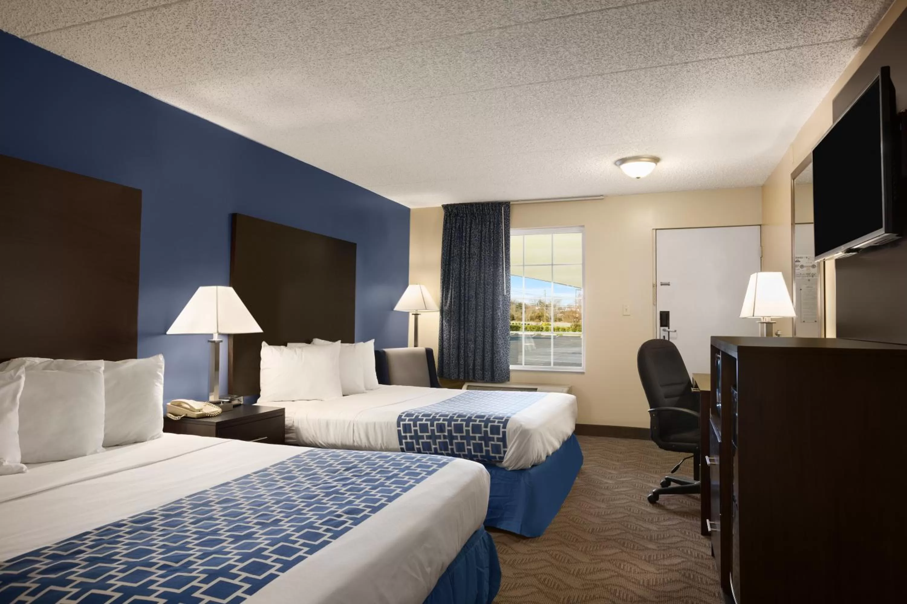 Bedroom, Bed in Days Inn & Suites by Wyndham Cherry Hill - Philadelphia
