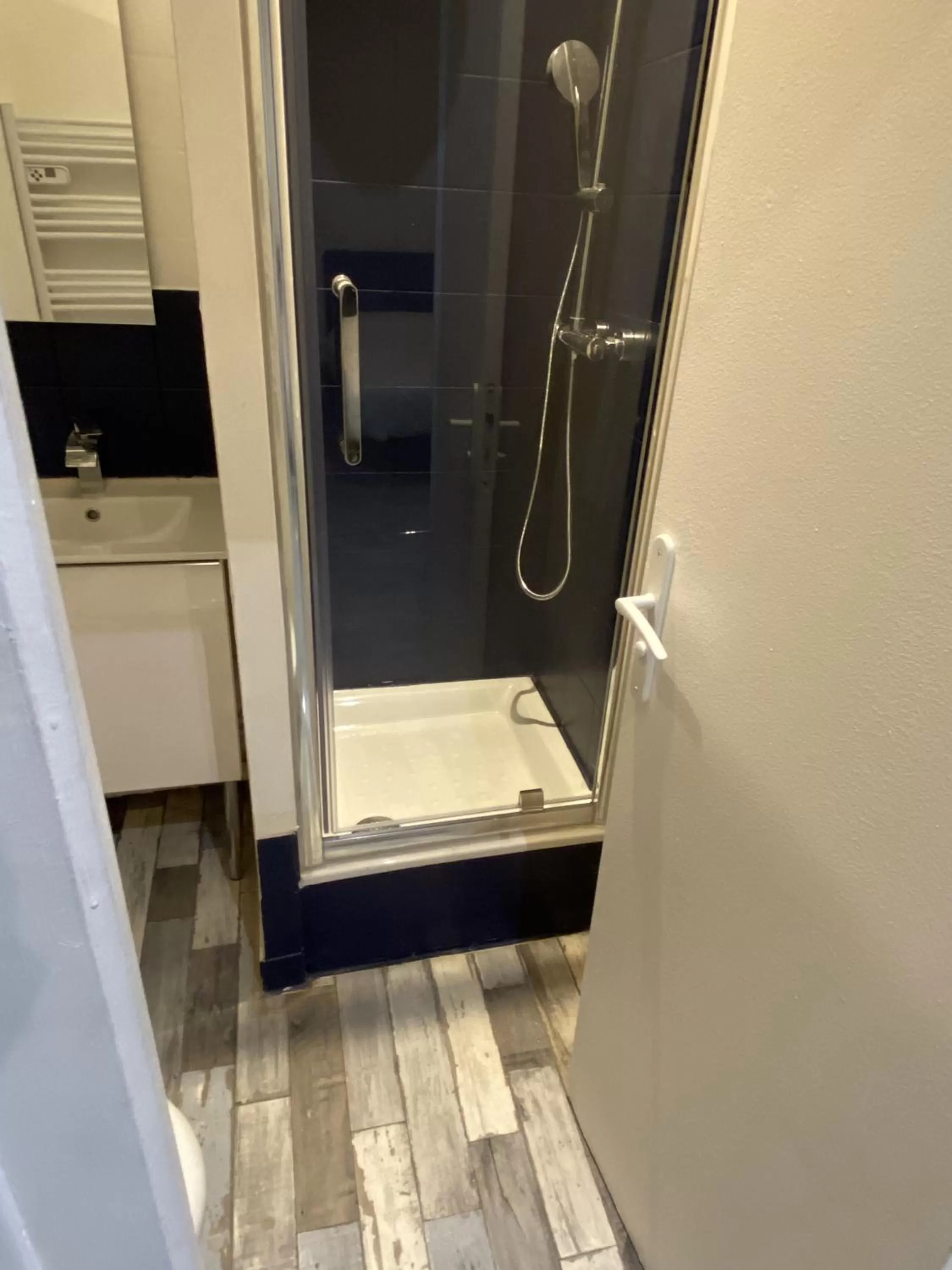 Shower in Lh Rooms Location