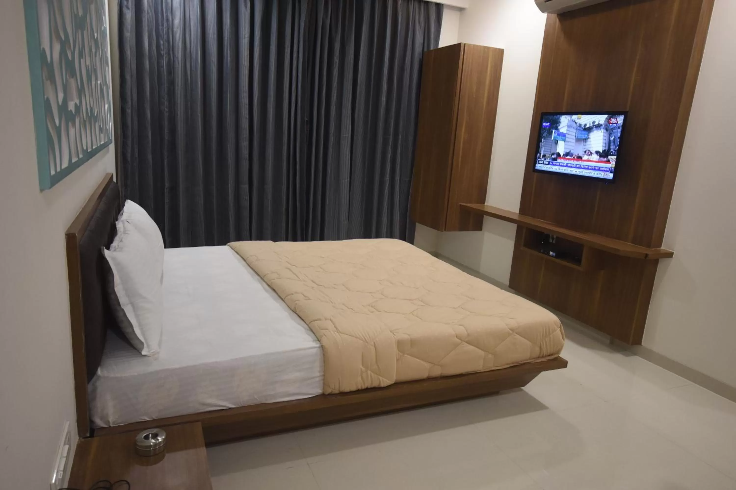 Photo of the whole room, Bed in The Pacific Hotel