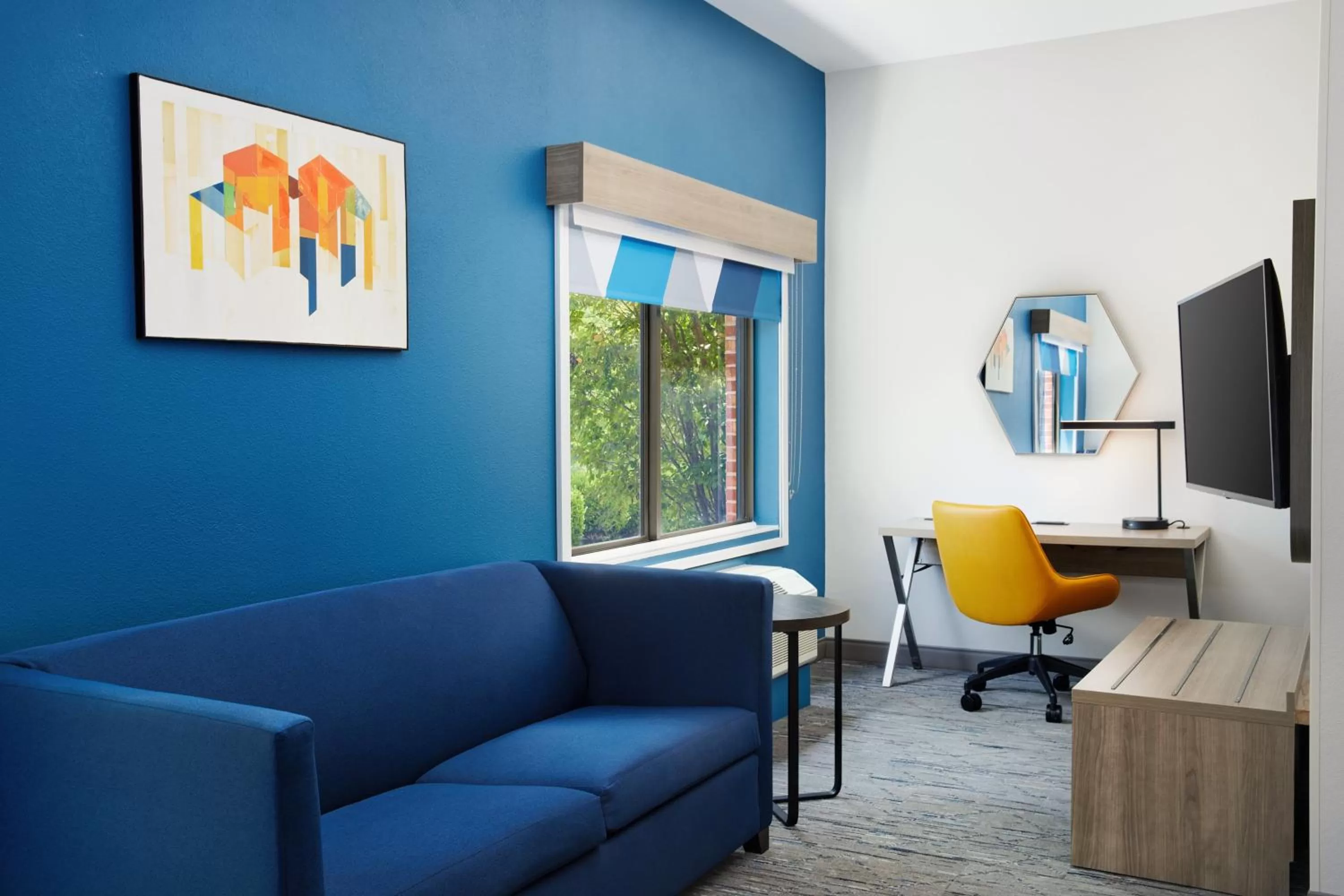 Bedroom in Holiday Inn Express & Suites Bridgeport by IHG