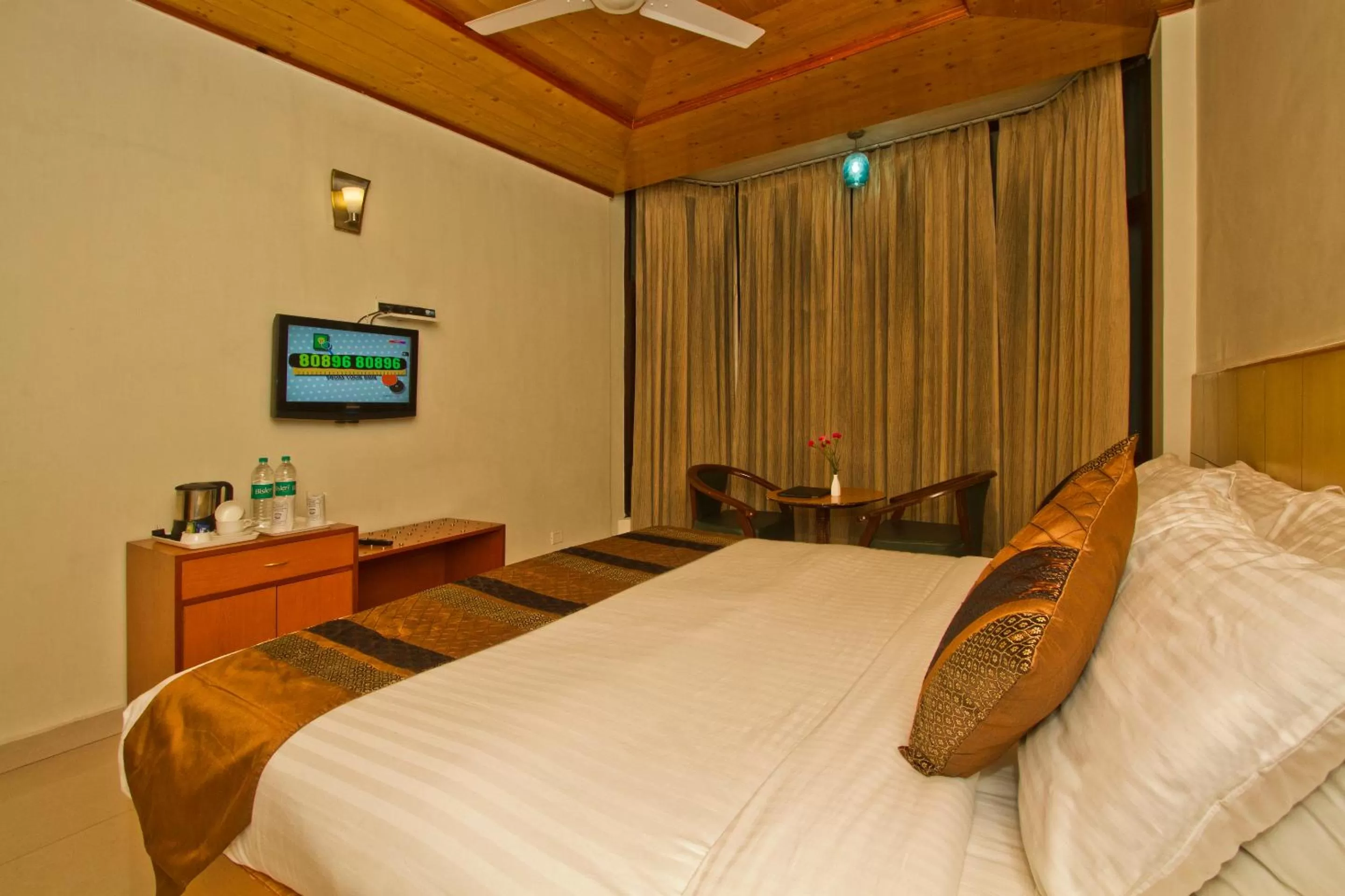 Photo of the whole room, Bed in Hotel Broadways Inn