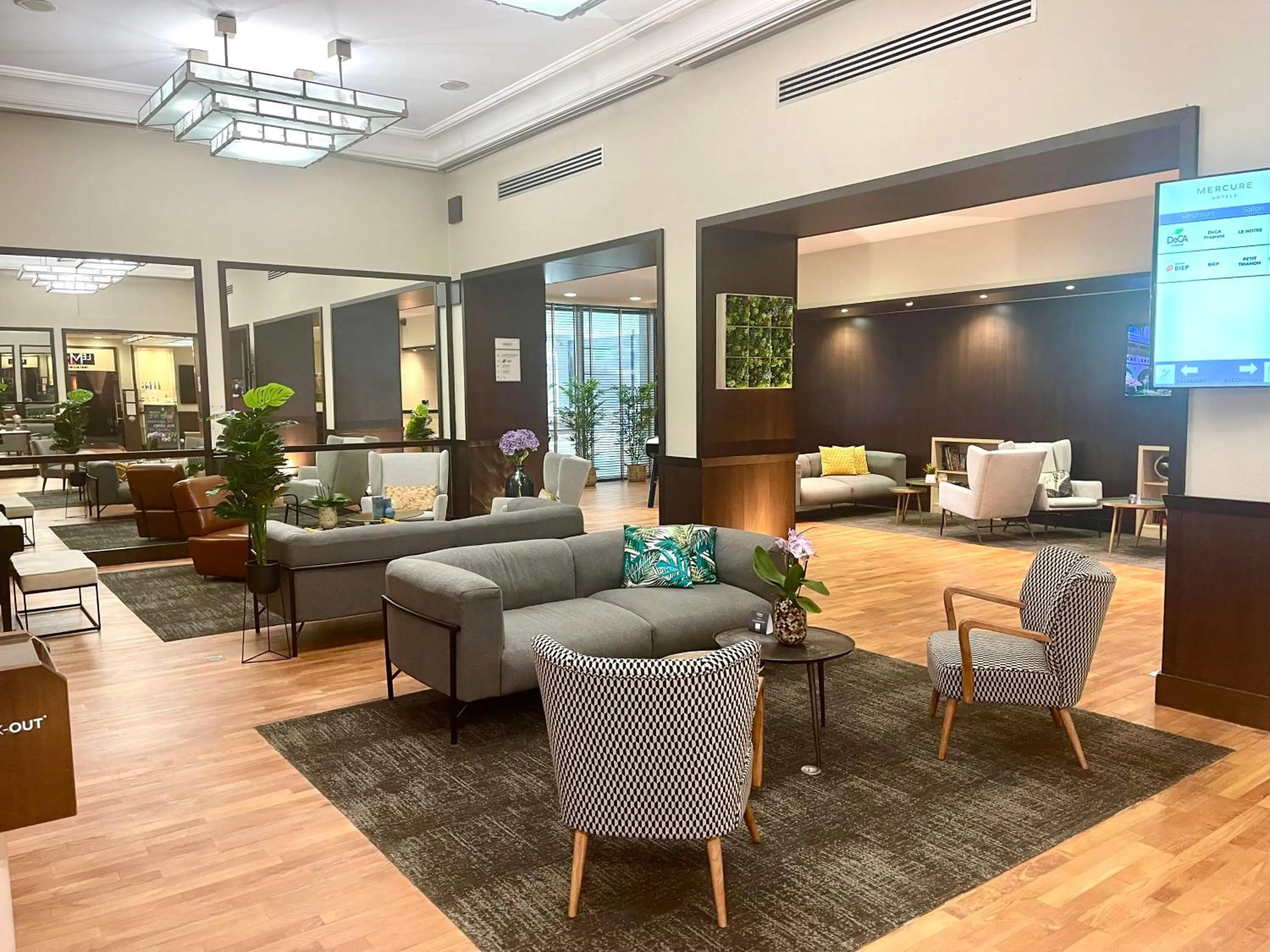 Lobby or reception in Mercure Paris Velizy