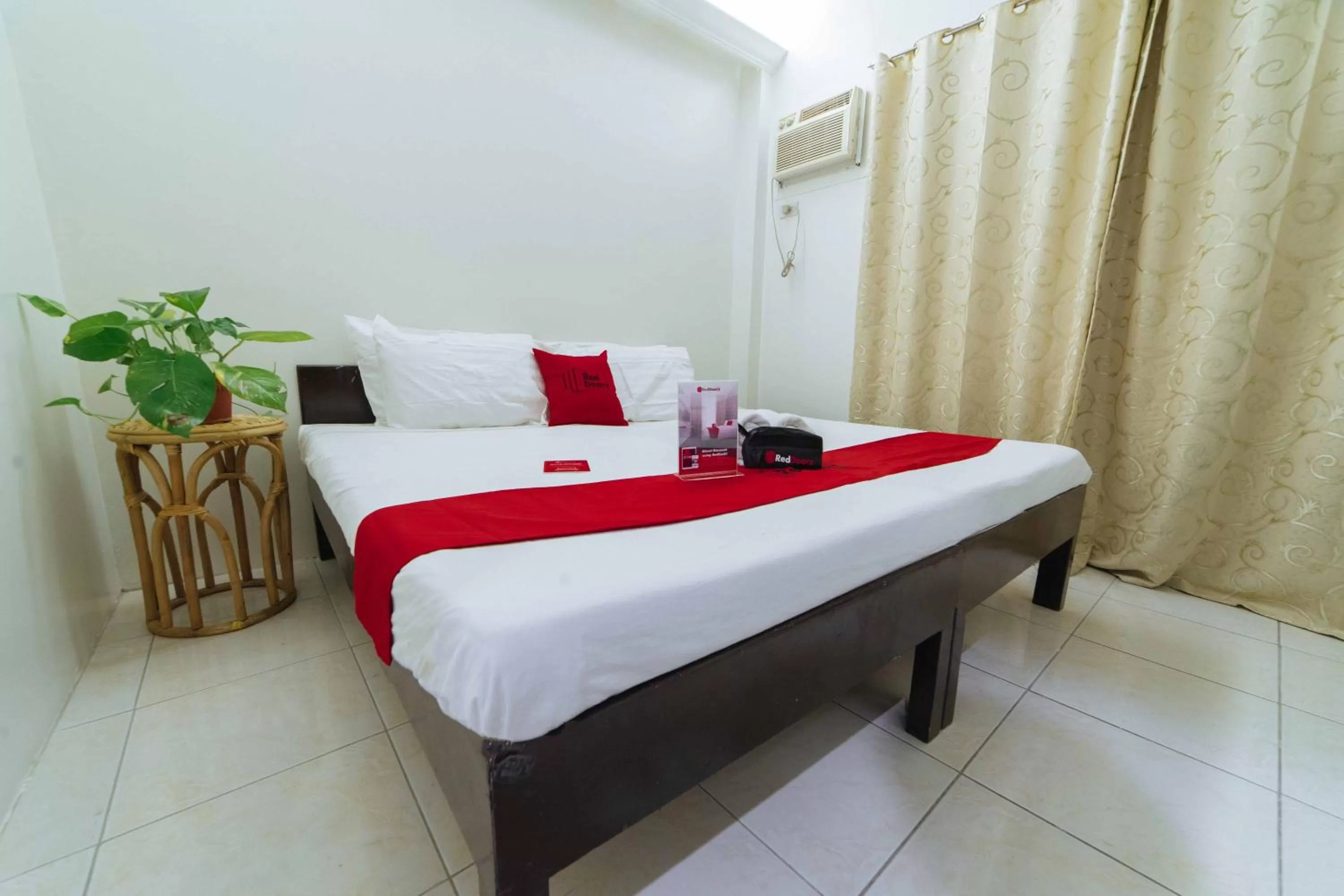 Photo of the whole room, Bed in RedDoorz @ Ledesco Avenue Lapaz Iloilo