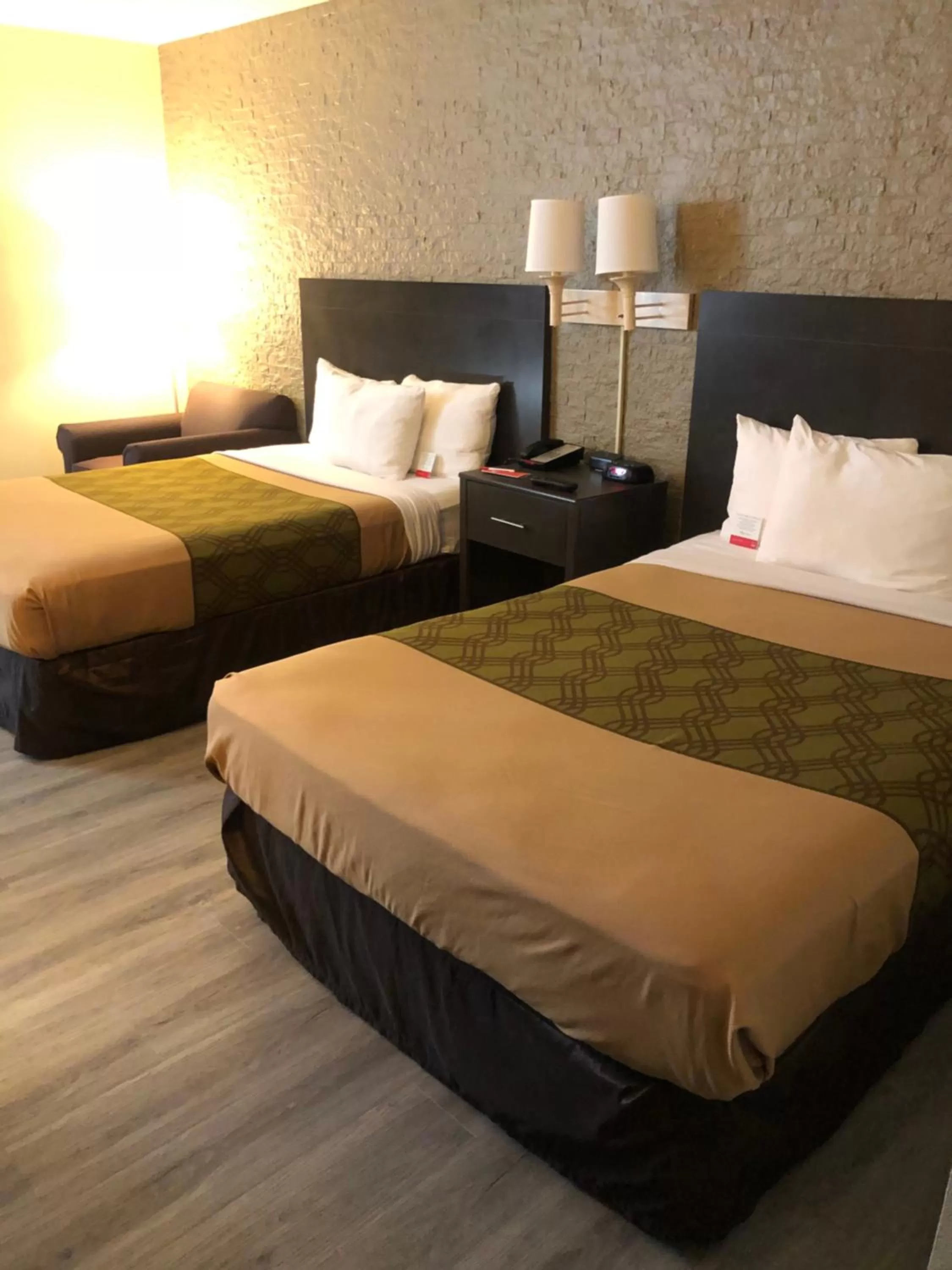 Bedroom, Bed in Econo Lodge Metro