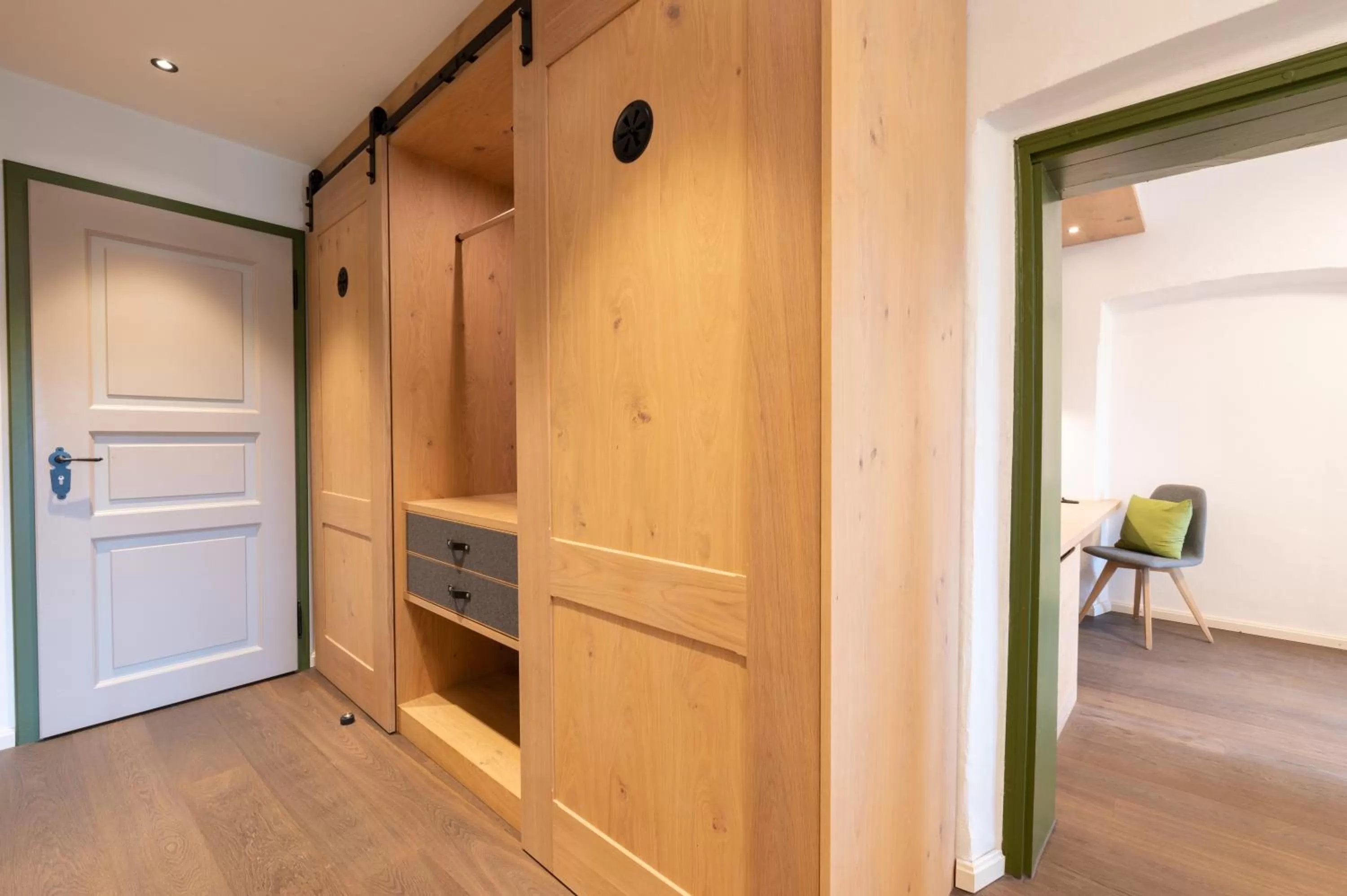 wardrobe in LANDHOTEL ALTE ZOLLSTATION- Historical Building