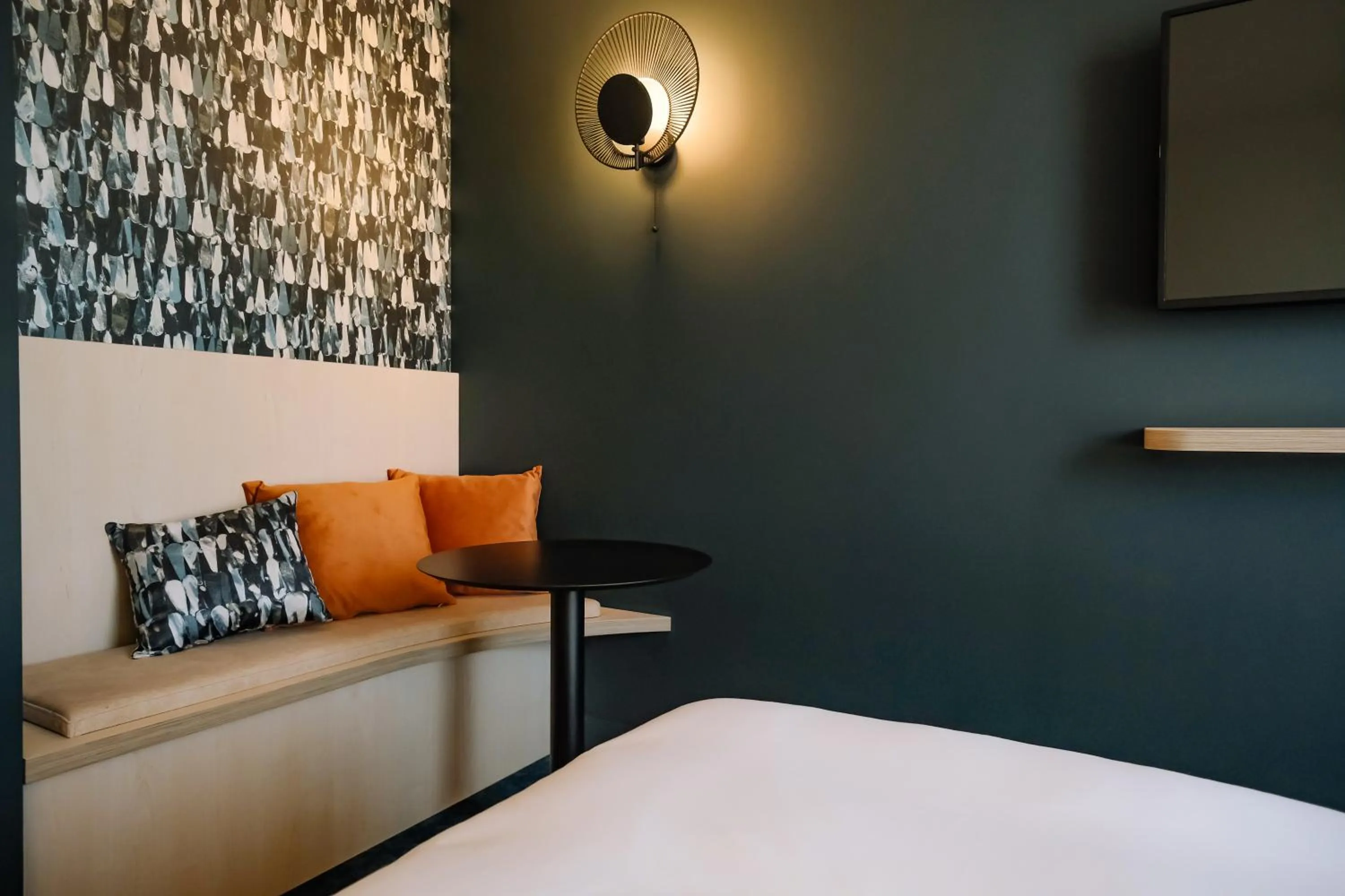 Seating area, Bed in Live Hotels Bordeaux Lac