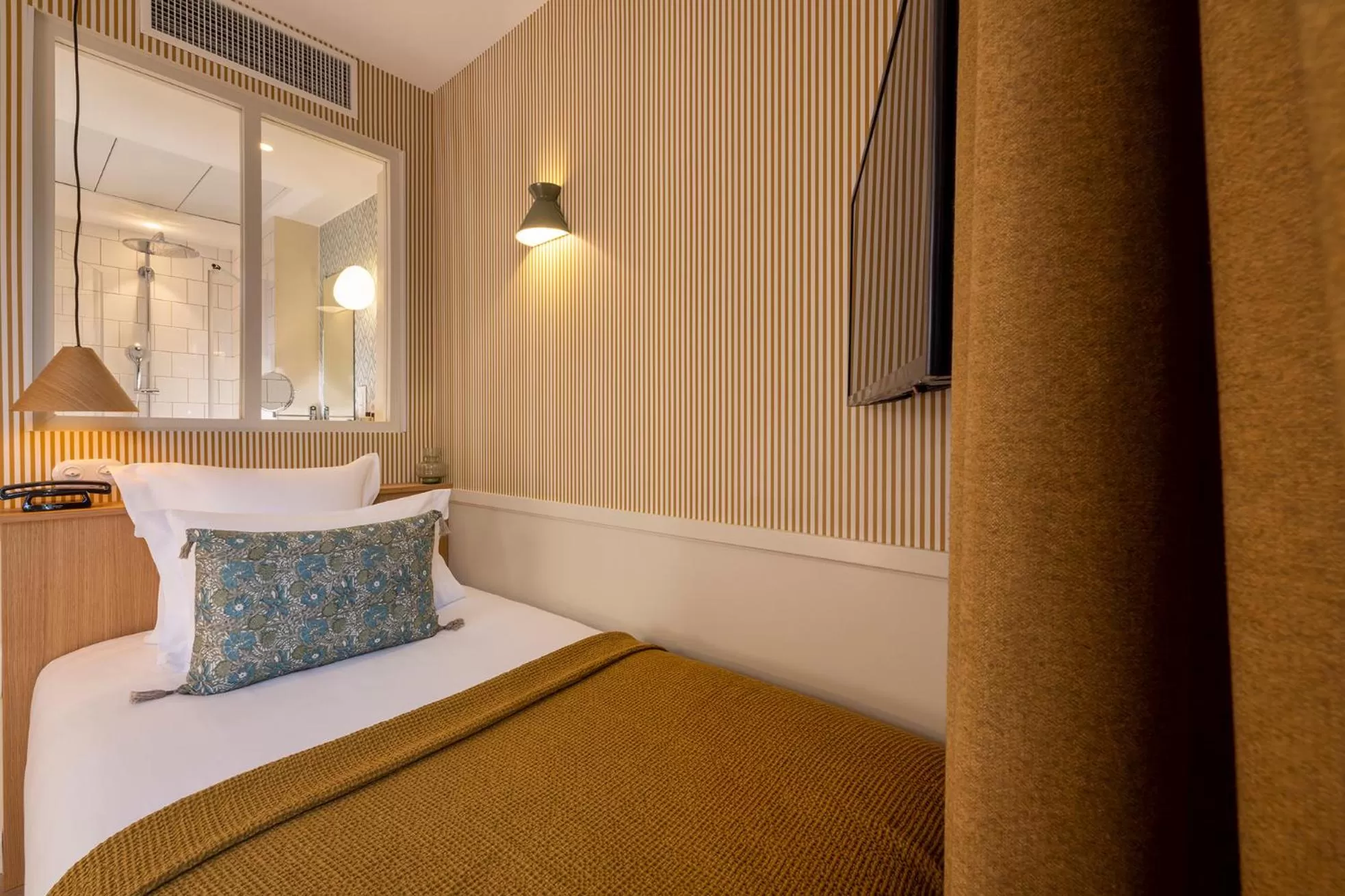 Property building, Bed in Le Petit Oberkampf Hotel & Spa
