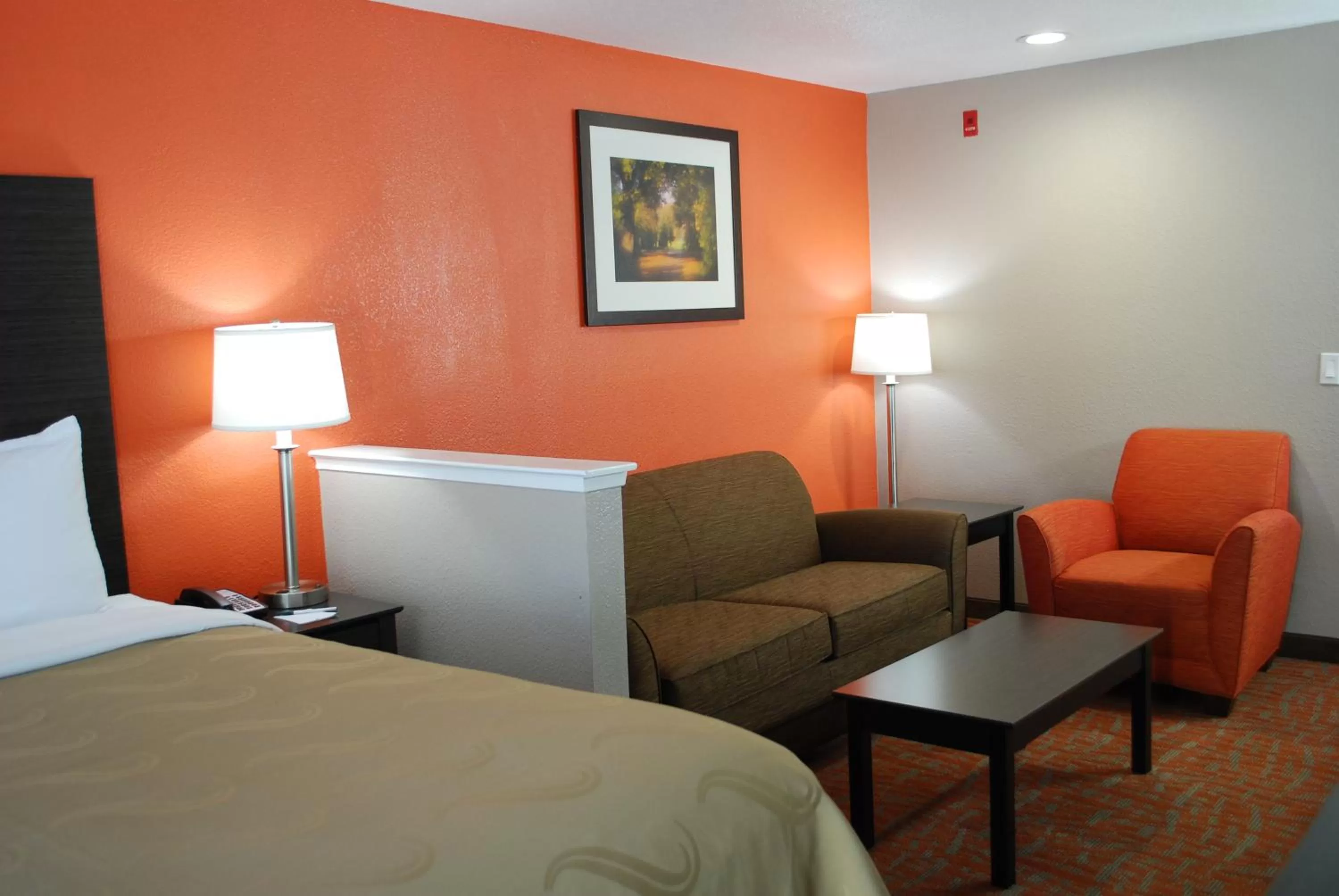 Living room, Bed in Quality Inn & Suites Fresno Northwest