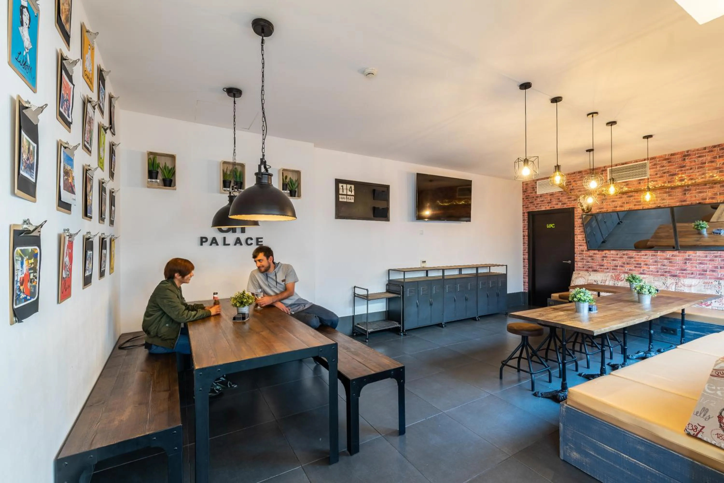 Restaurant/Places to Eat in Oasis Backpackers' Hostel Palace Sevilla