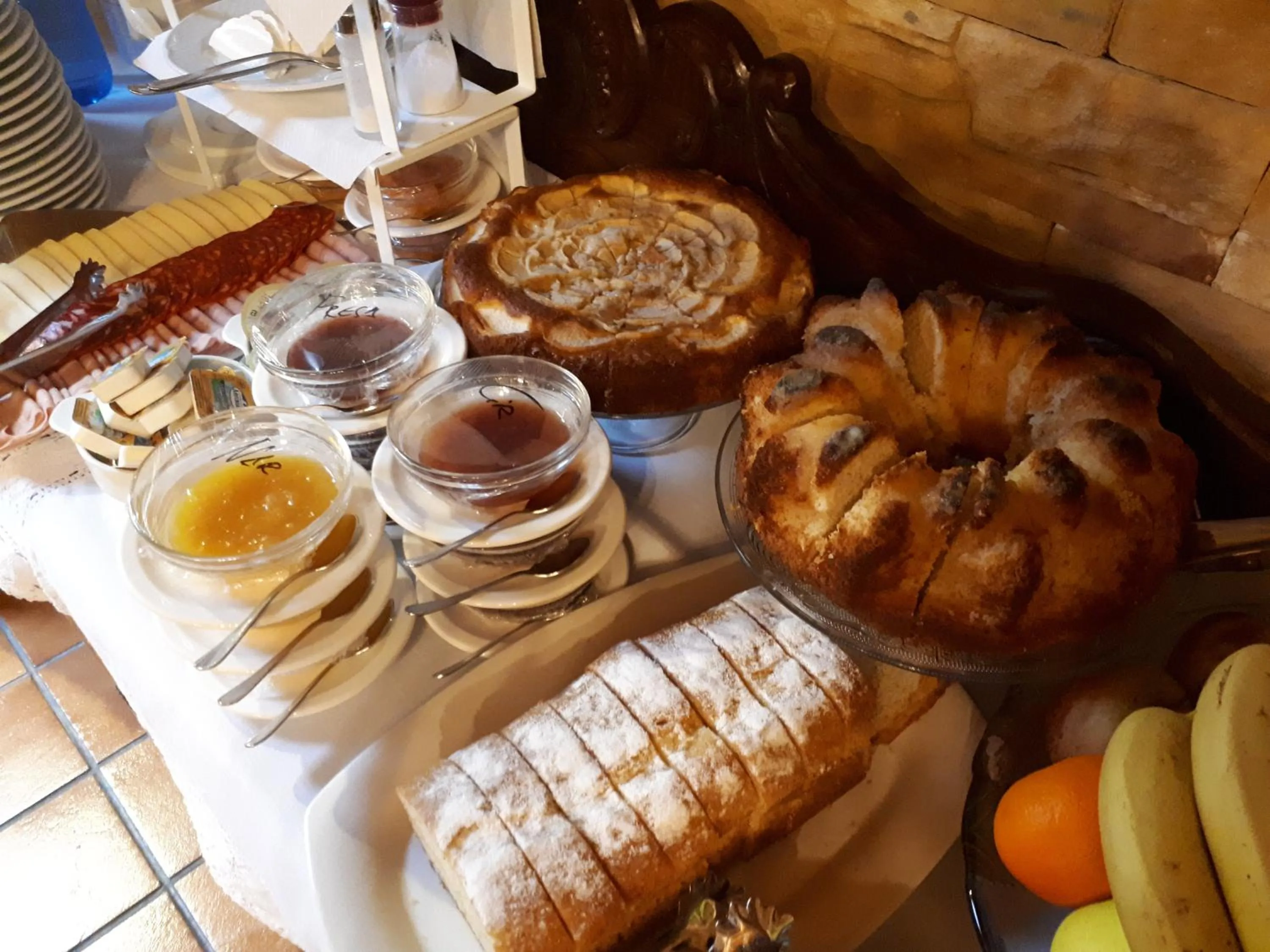 Buffet breakfast in Hotel Rural Entremontes
