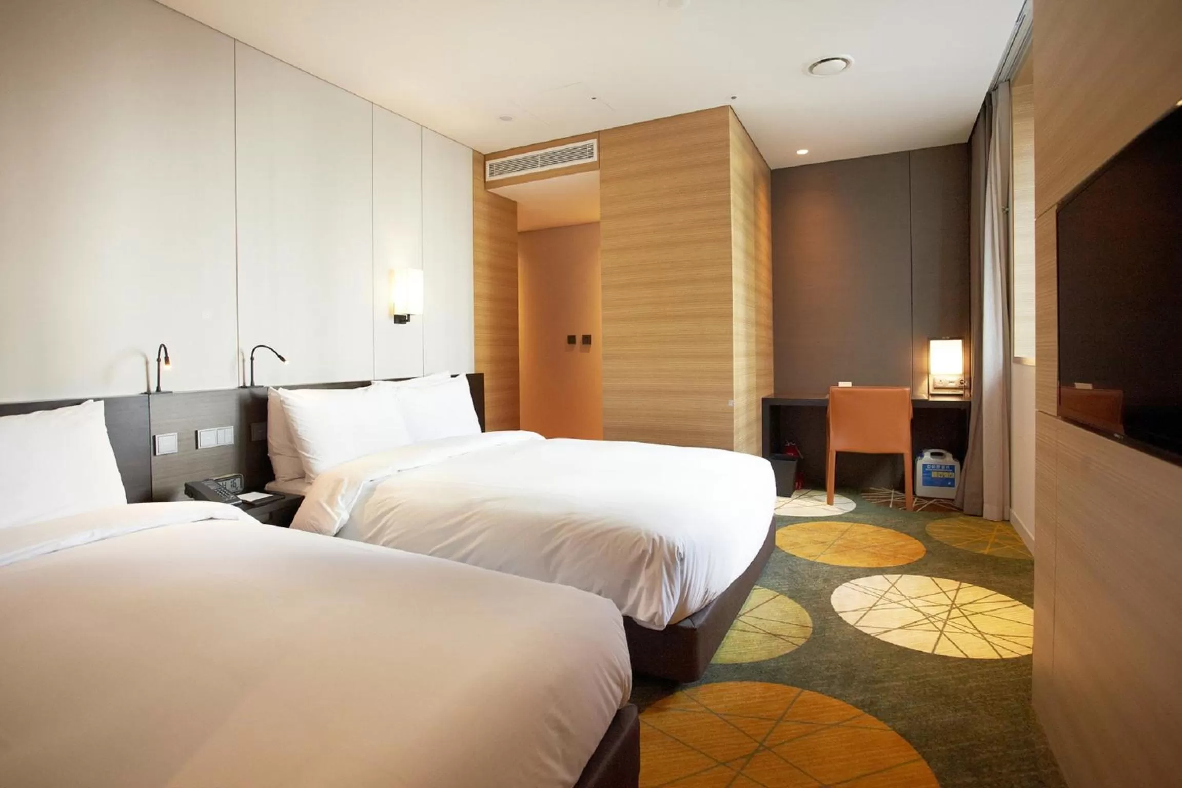 Photo of the whole room, Bed in Crown Park Hotel Seoul