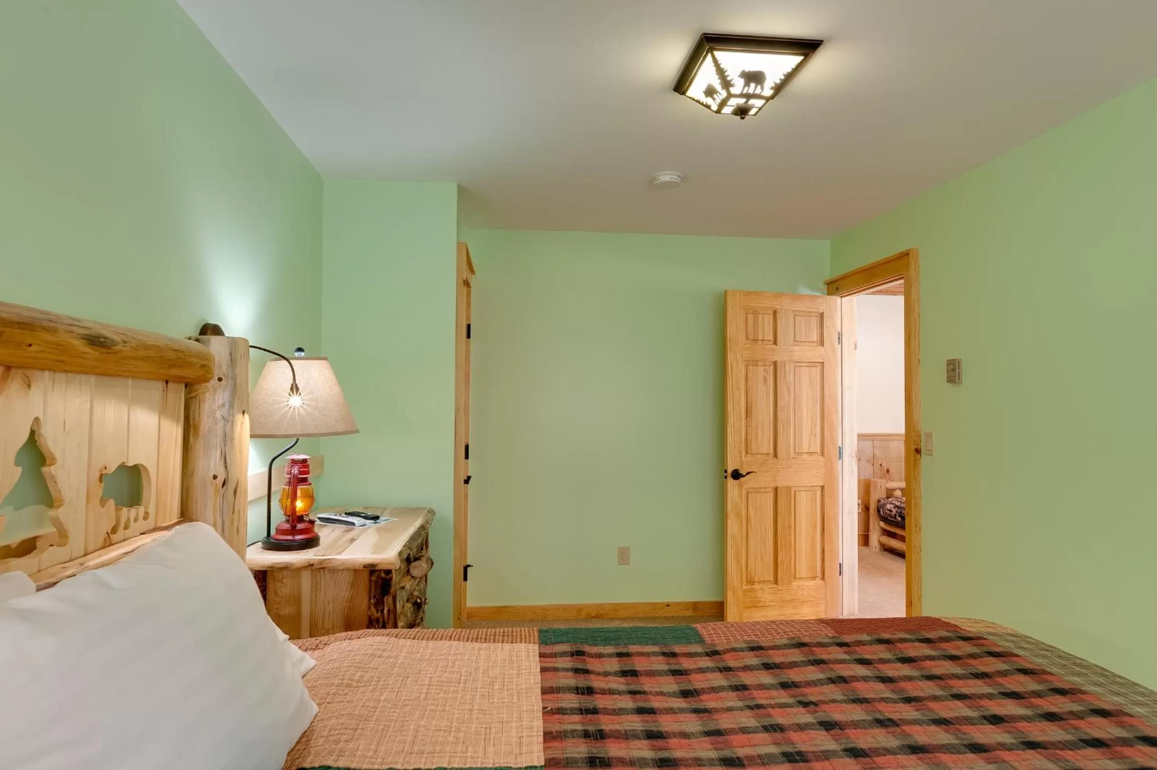 Bedroom, Bed in Cobble Mountain Lodge