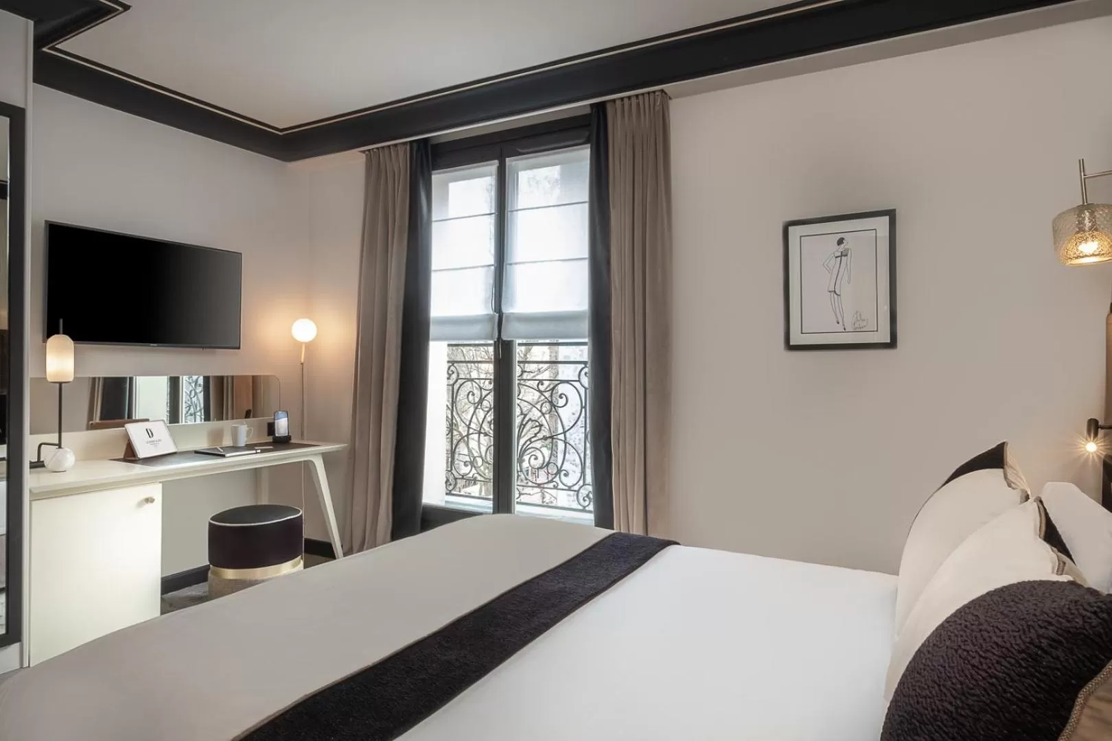 Photo of the whole room, Bed in Hôtel le Derby Alma by Inwood Hotels