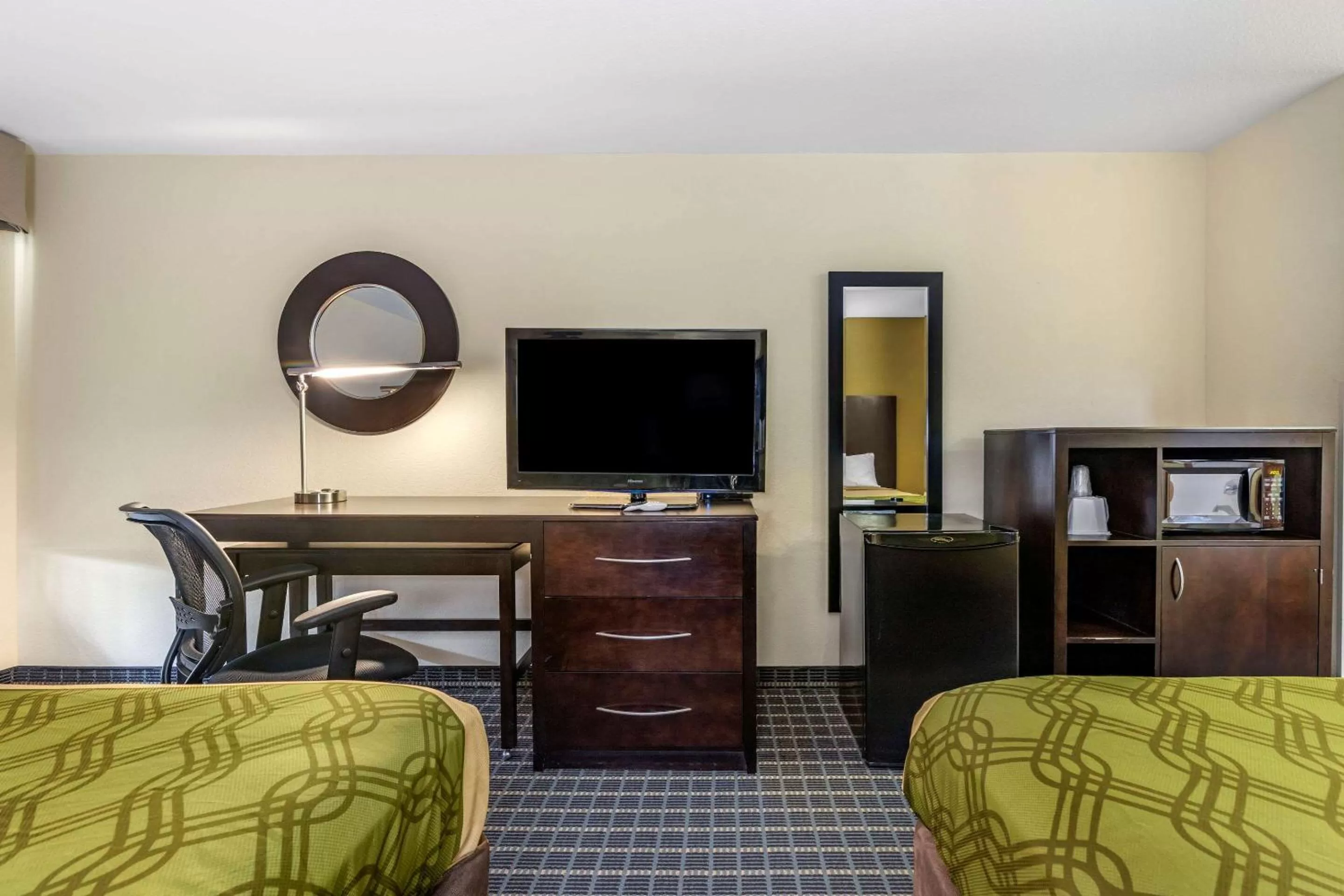 TV and multimedia, Bed in Econo Lodge Brunswick Travel Center