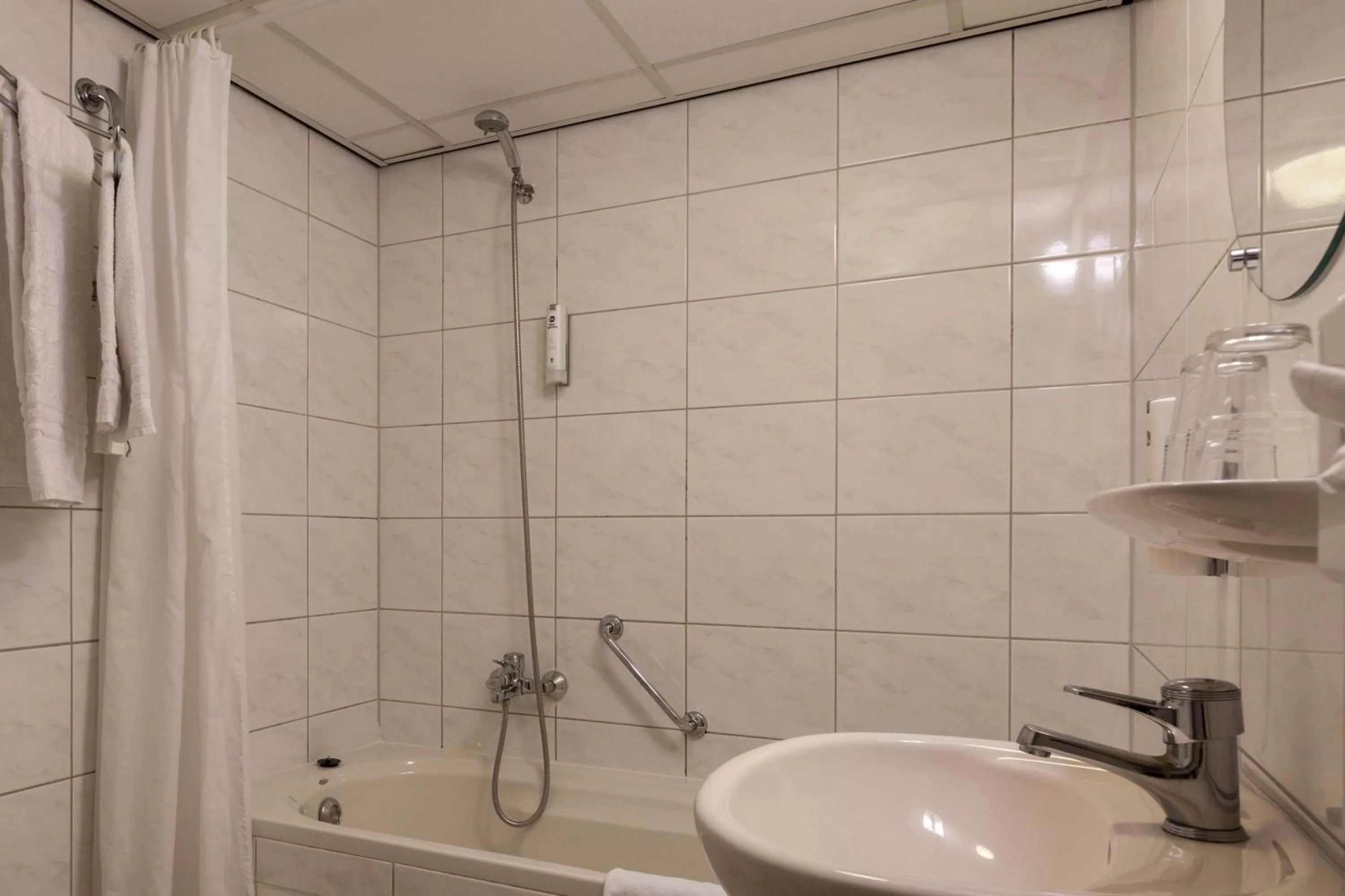 Photo of the whole room in Amsterdam Hotel Uithoorn