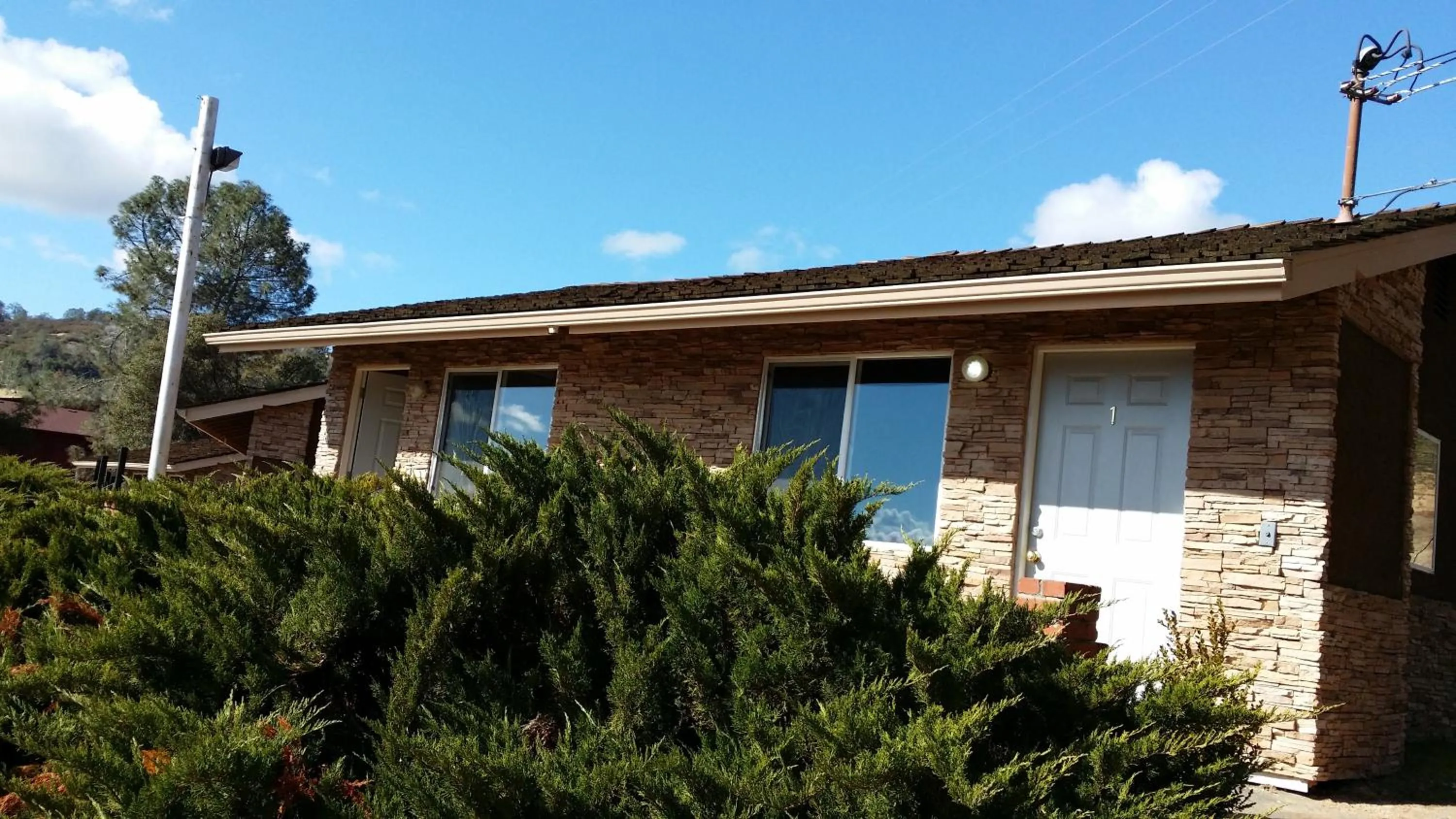 Facade/entrance in Mountain Trail Lodge and Vacation Rentals
