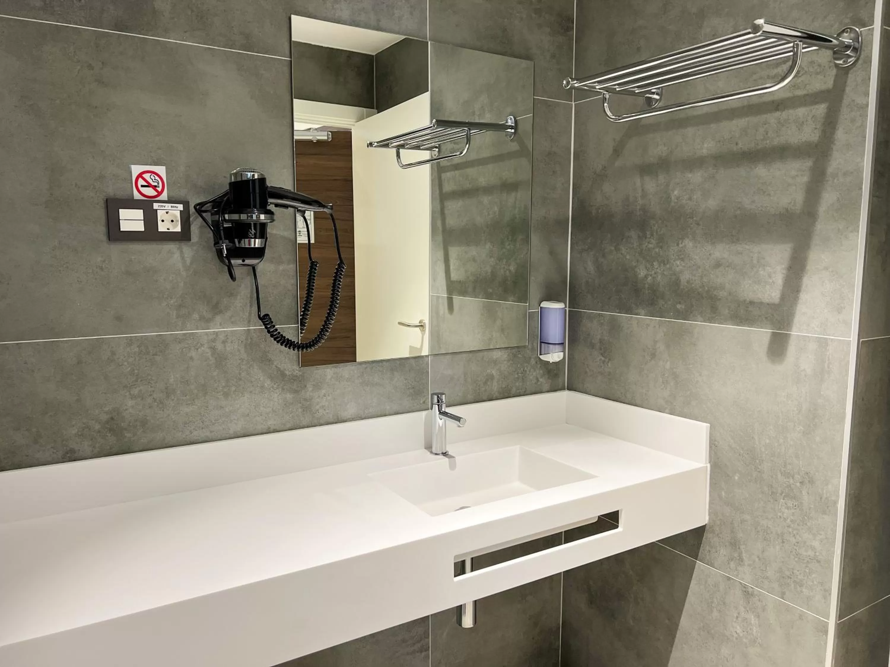 Bathroom in Hotel MG Poniente