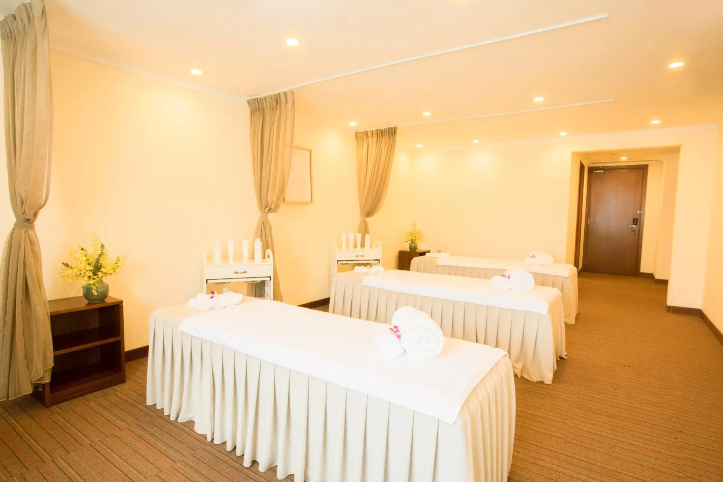 Spa and wellness centre/facilities, Bed in Hôtel du Parc Hanoï