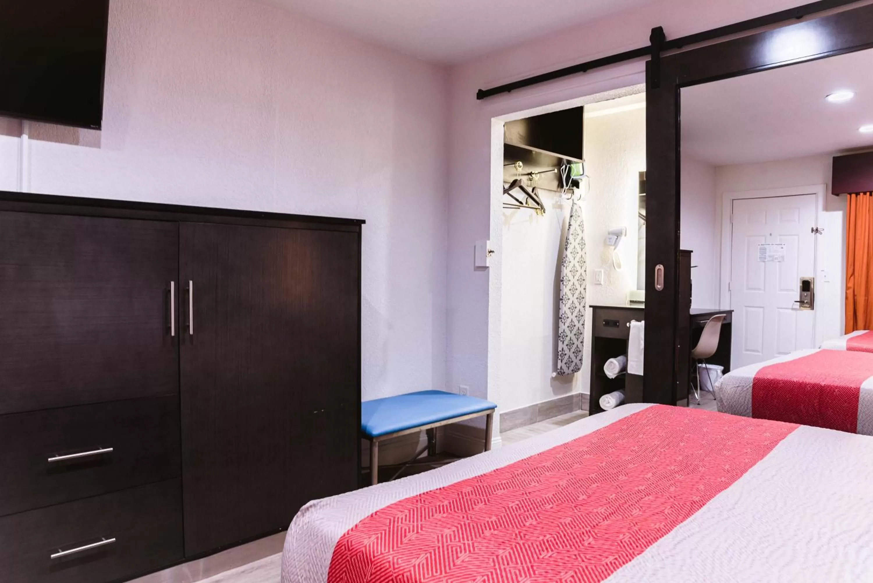 Bed in Motel 6 Bellville, OH