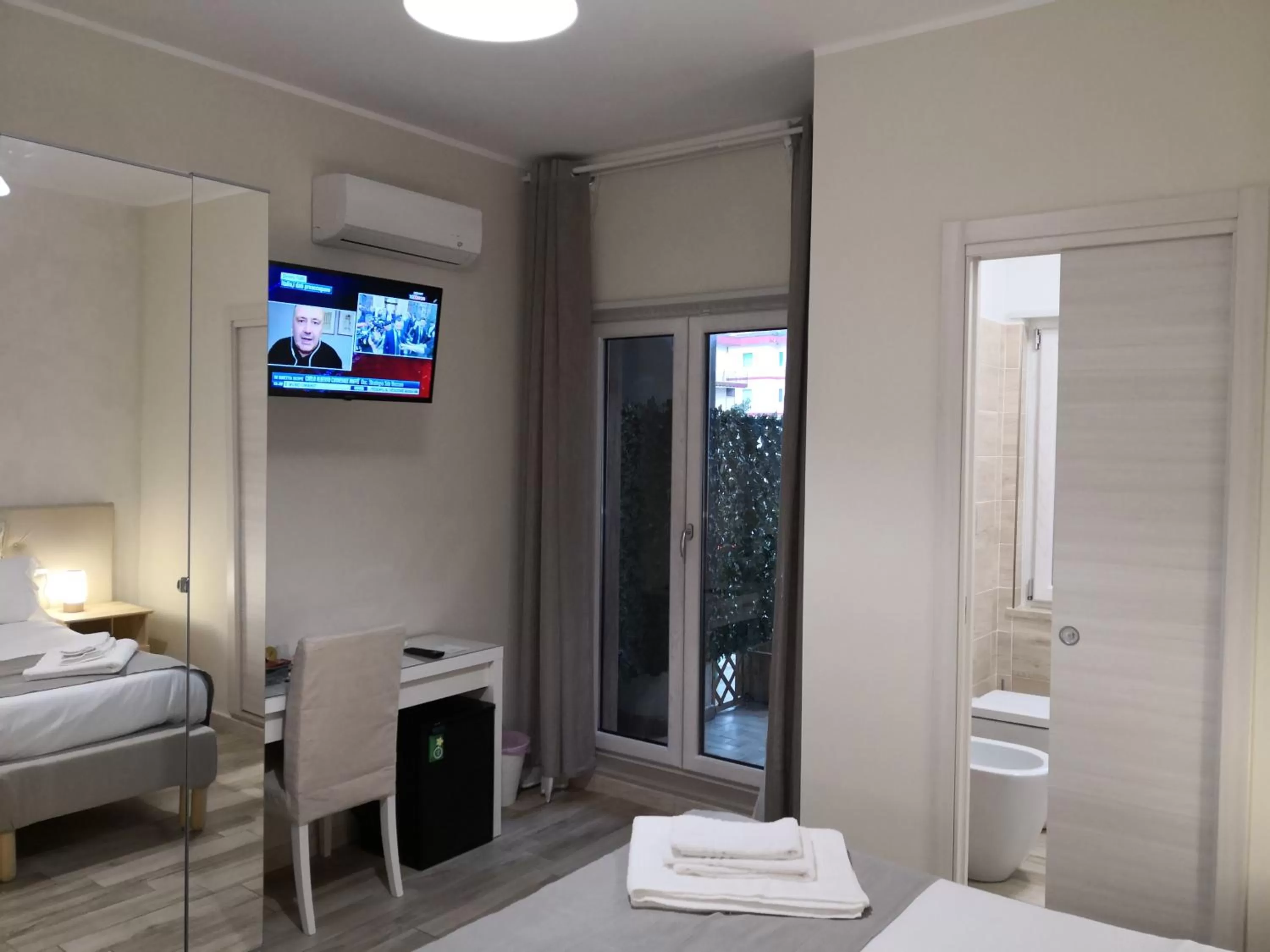 TV and multimedia, Bed in Michelangelo Home B&B