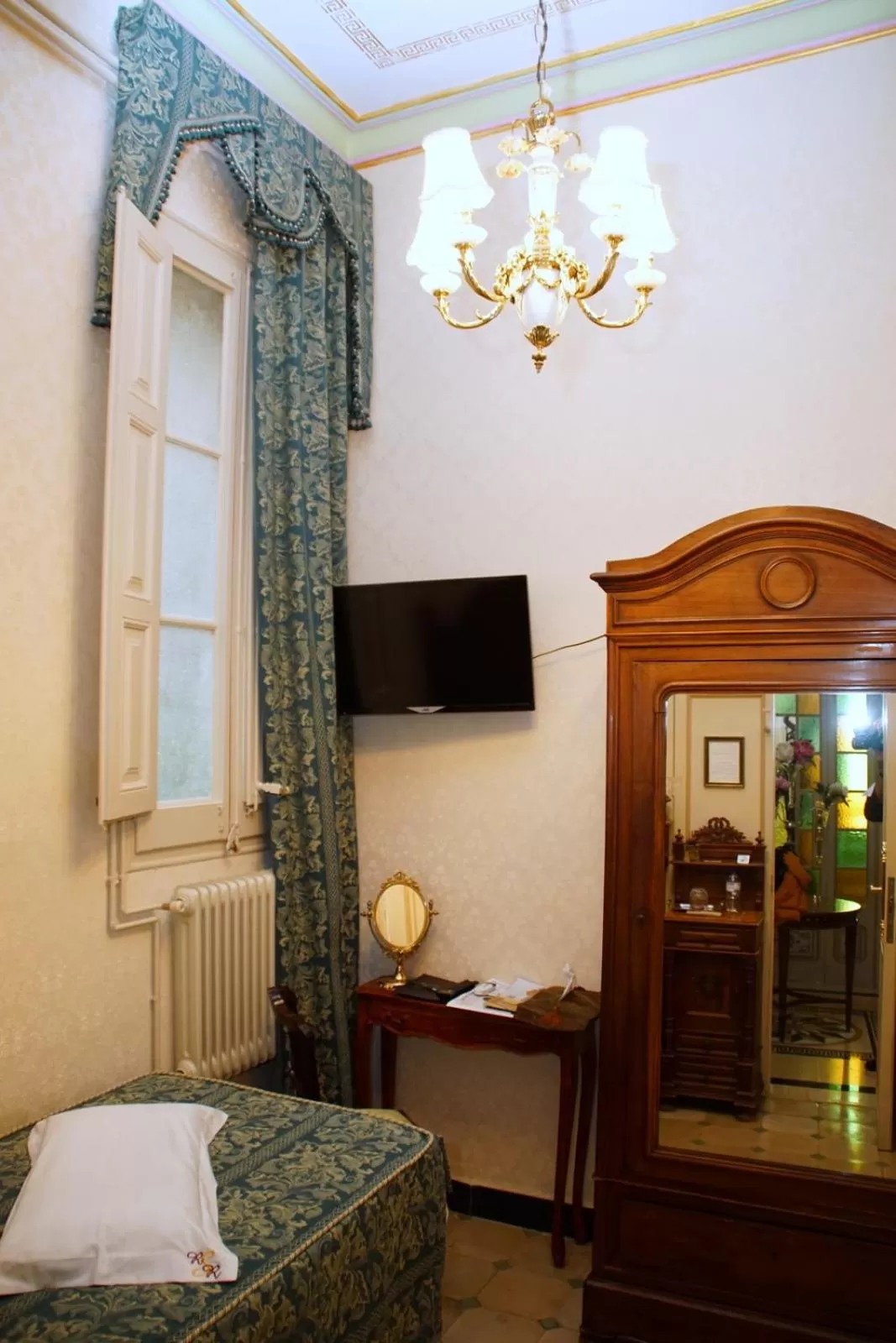 Photo of the whole room, Bed in Sitges Royal Rooms