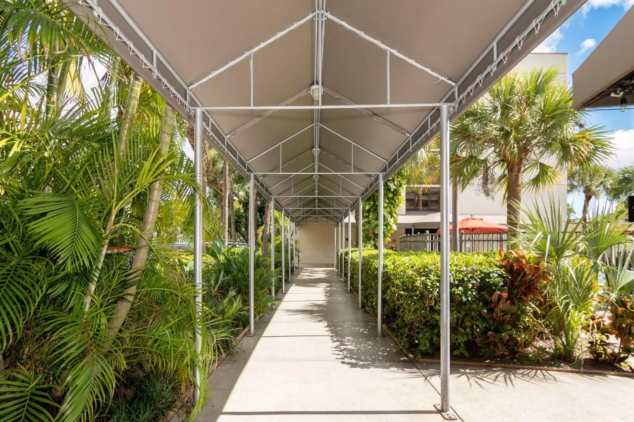 Garden in Red Roof PLUS Miami Airport