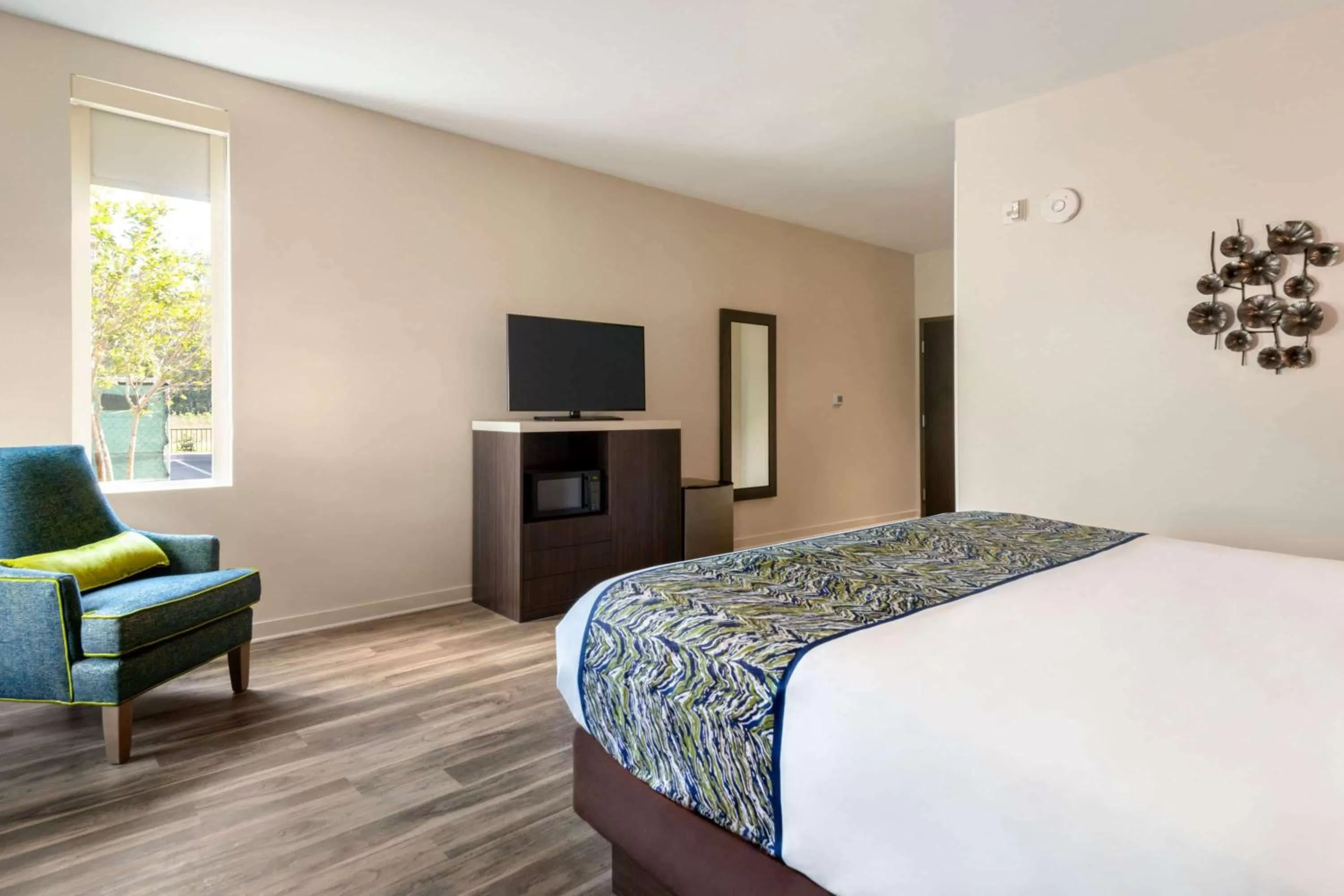 Photo of the whole room, Bed in La Quinta Inn & Suites by Wyndham Orlando I-Drive Theme Parks