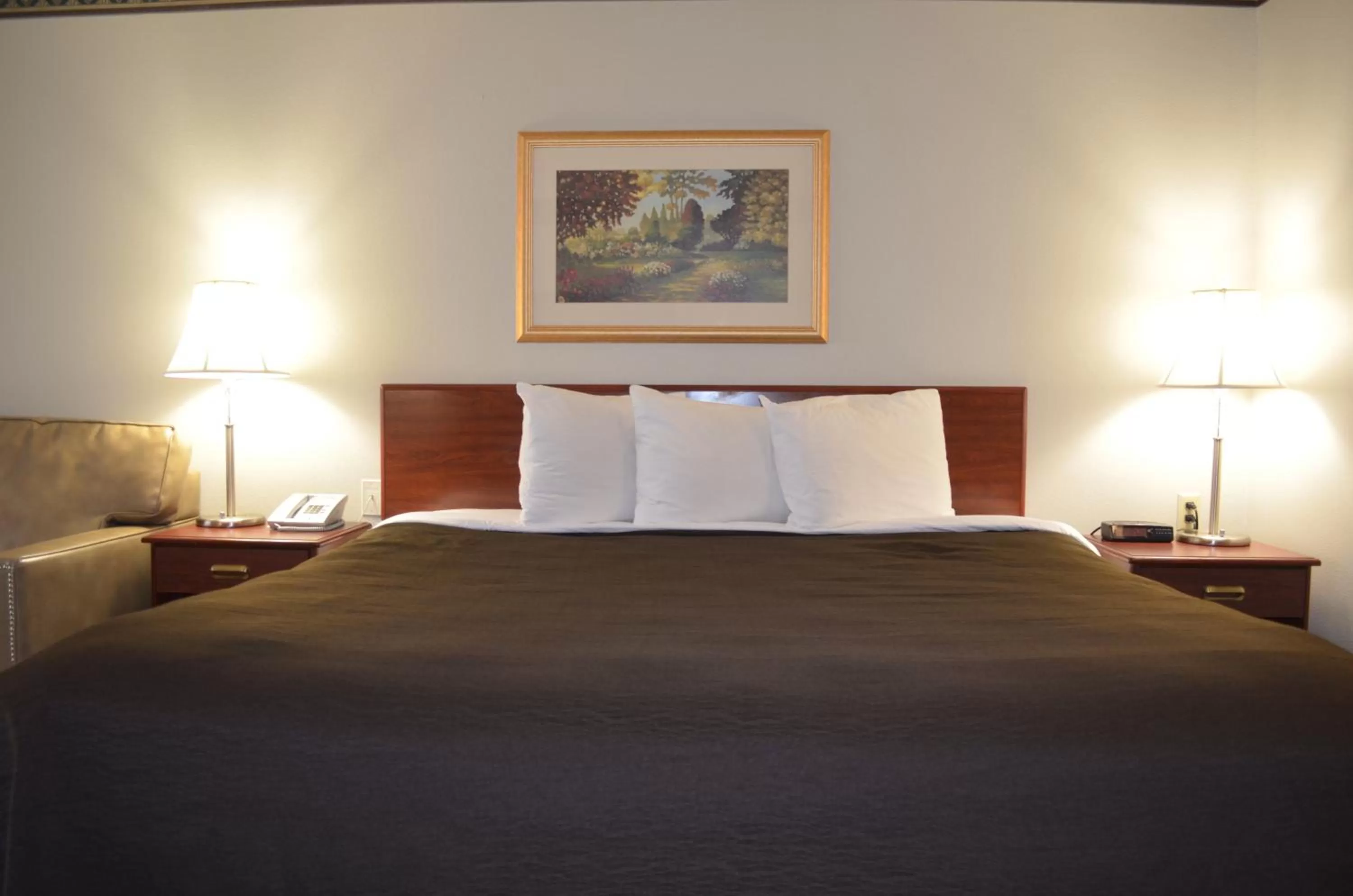 Bed in Shilo Inns Suites The Dalles