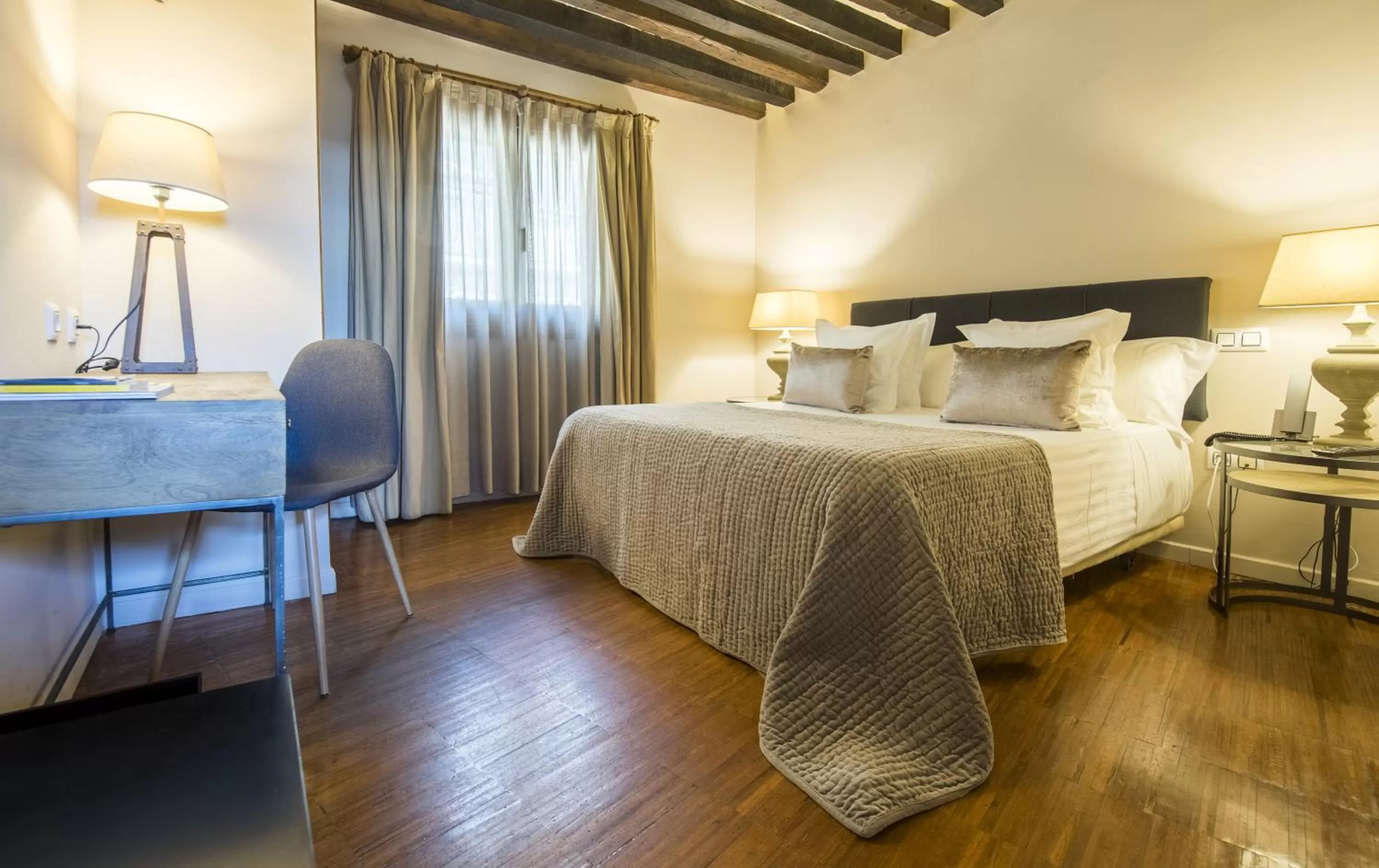 Bed in Abad Toledo