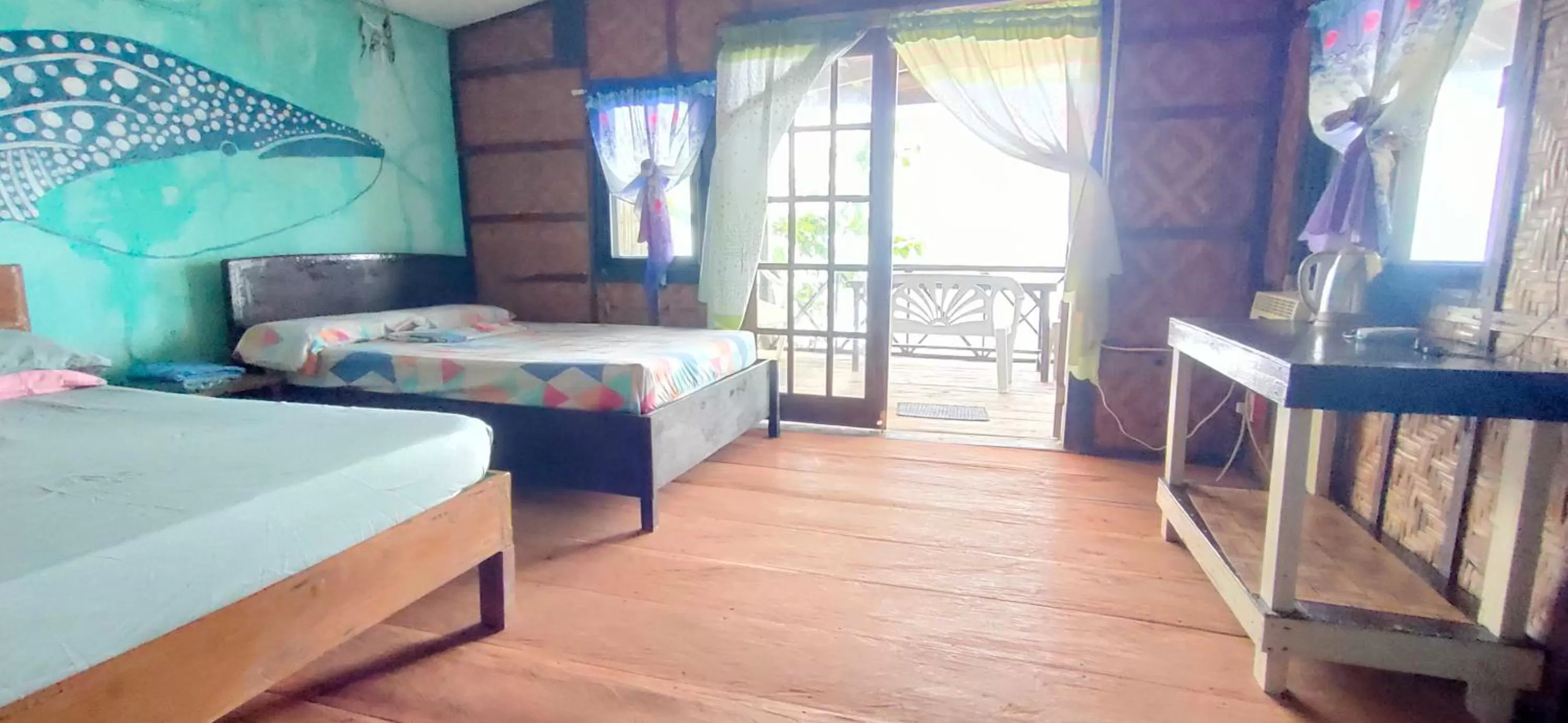 Bed in Paseo Del Mar Seaside Inn