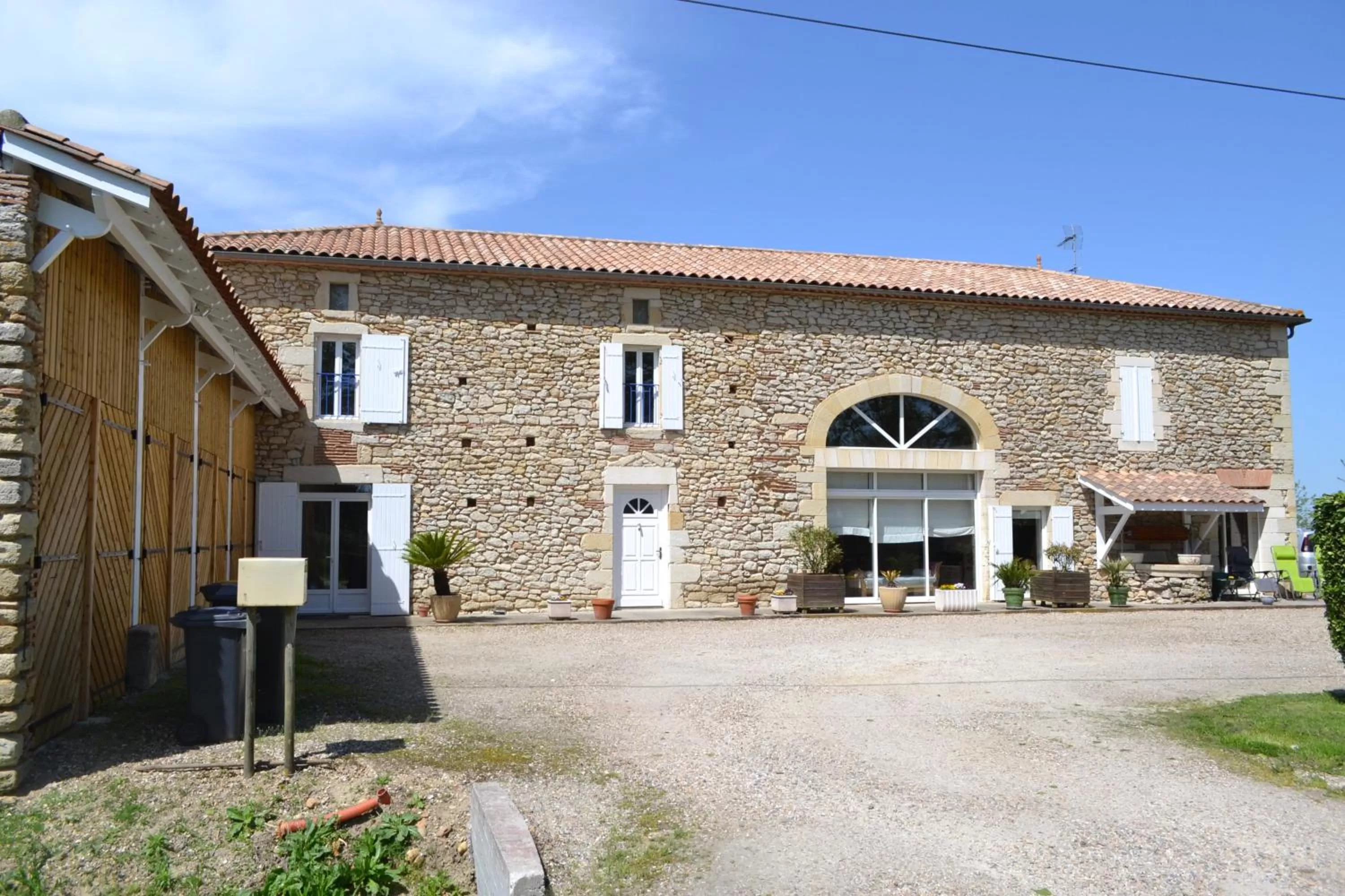Facade/entrance in Les Chambres de Carreau