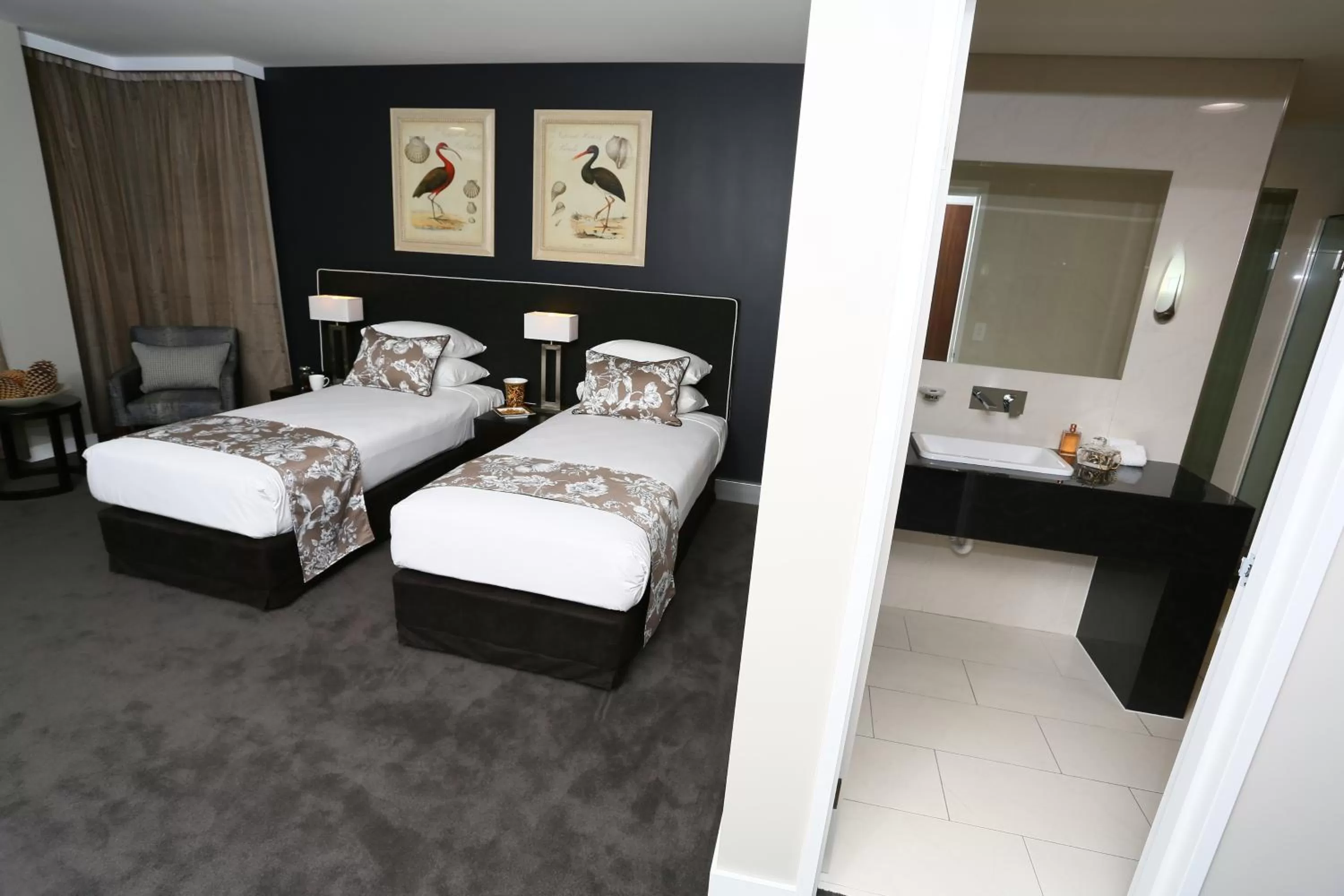 Bathroom, Bed in Springfield Lakes Boutique Hotel