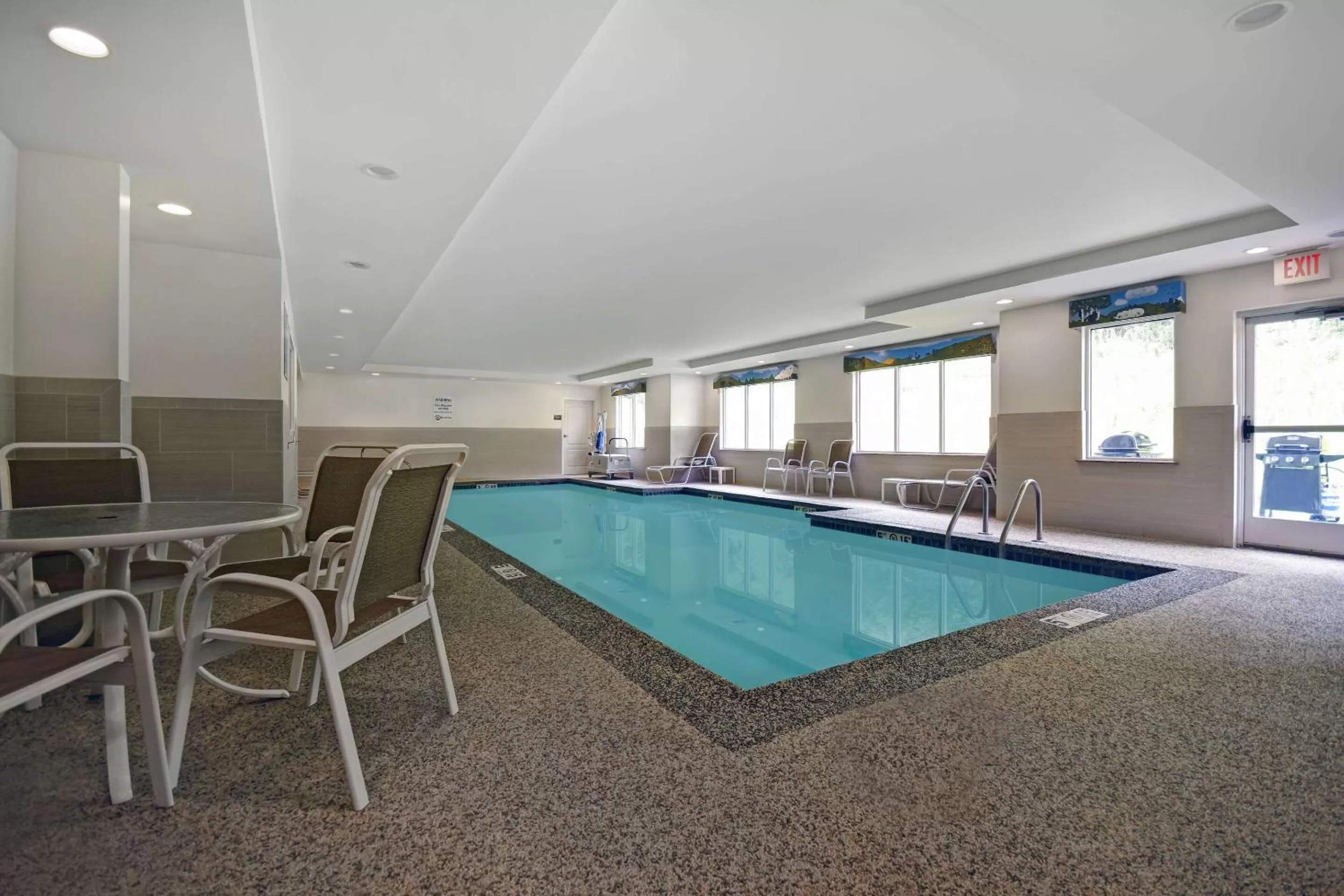 Swimming pool in Comfort Inn & Suites Wilton