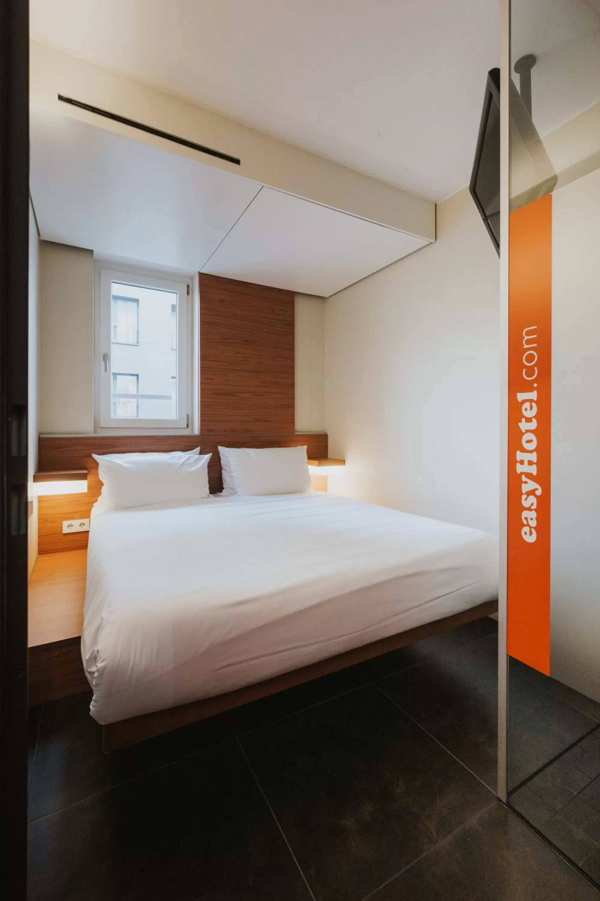 Bed in easyHotel Berlin Hackescher Markt