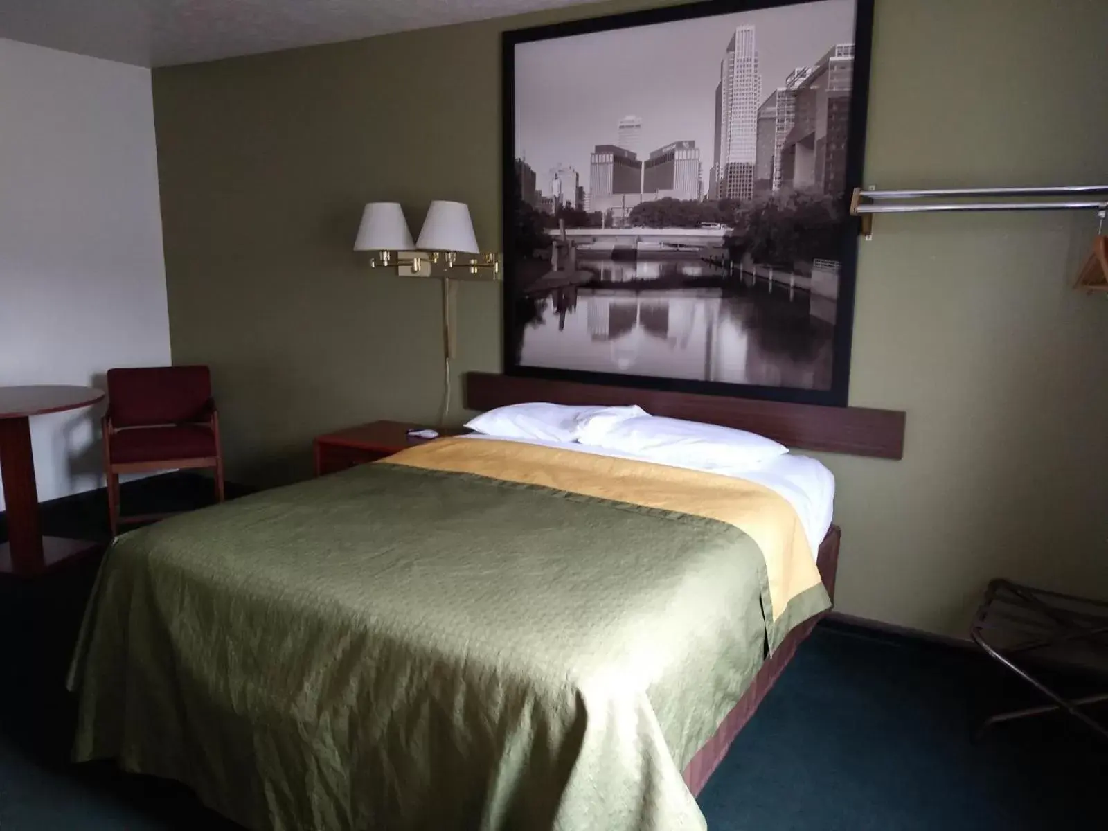 Queen Room - Non-Smoking in Ainsworth Inn Queen Room - Non-Smoking in Ainsworth Inn