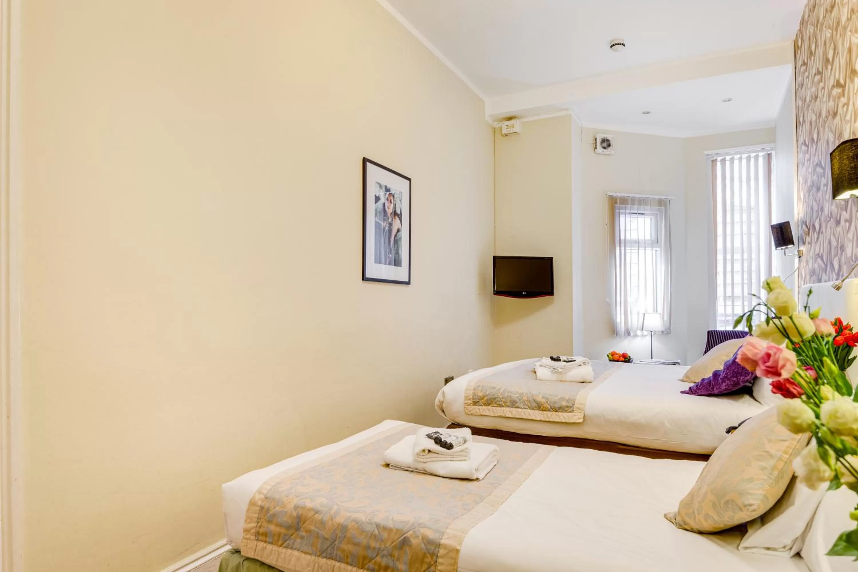 Bed in 1 Lexham Gardens Hotel