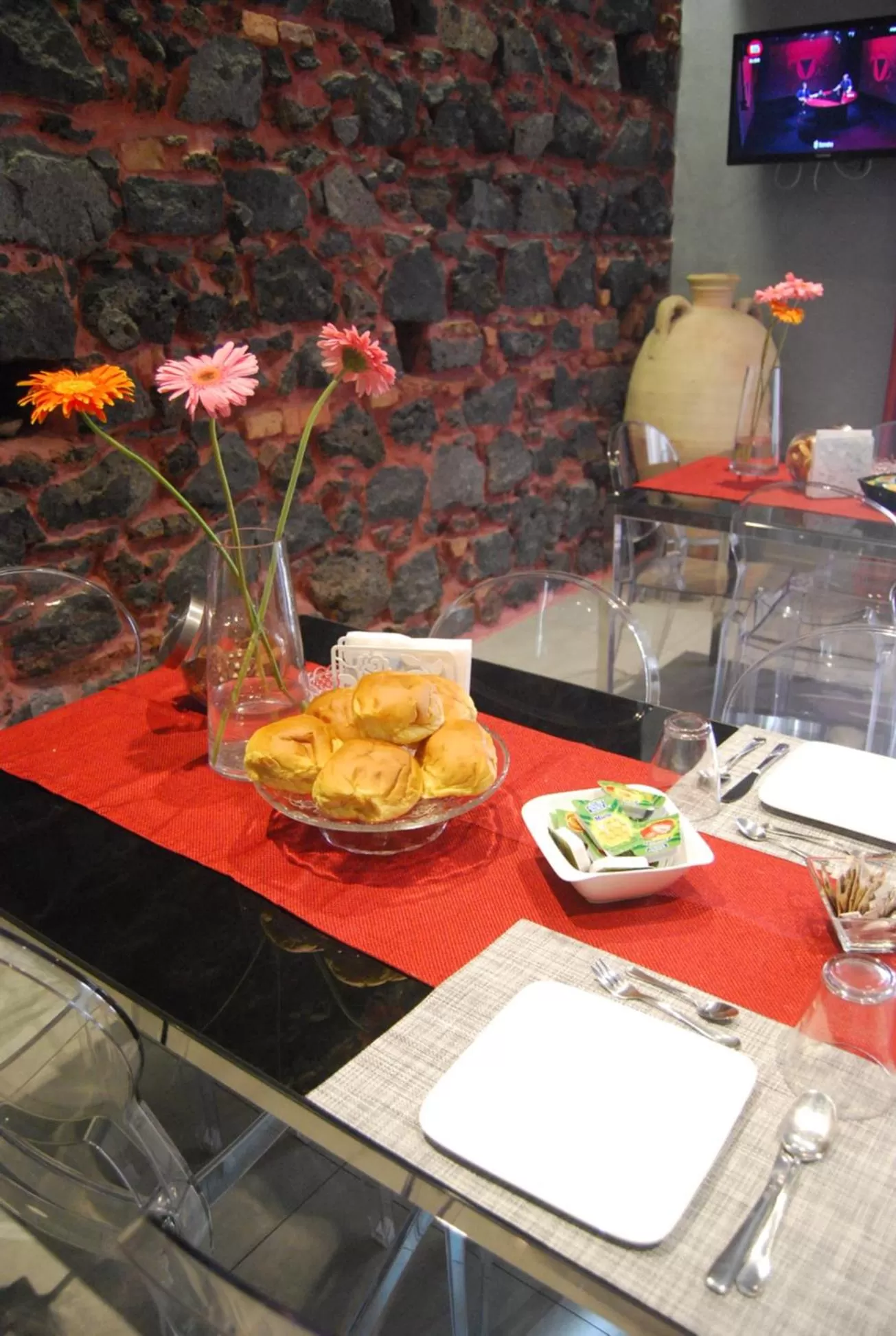 Communal lounge/ TV room in La Dimora