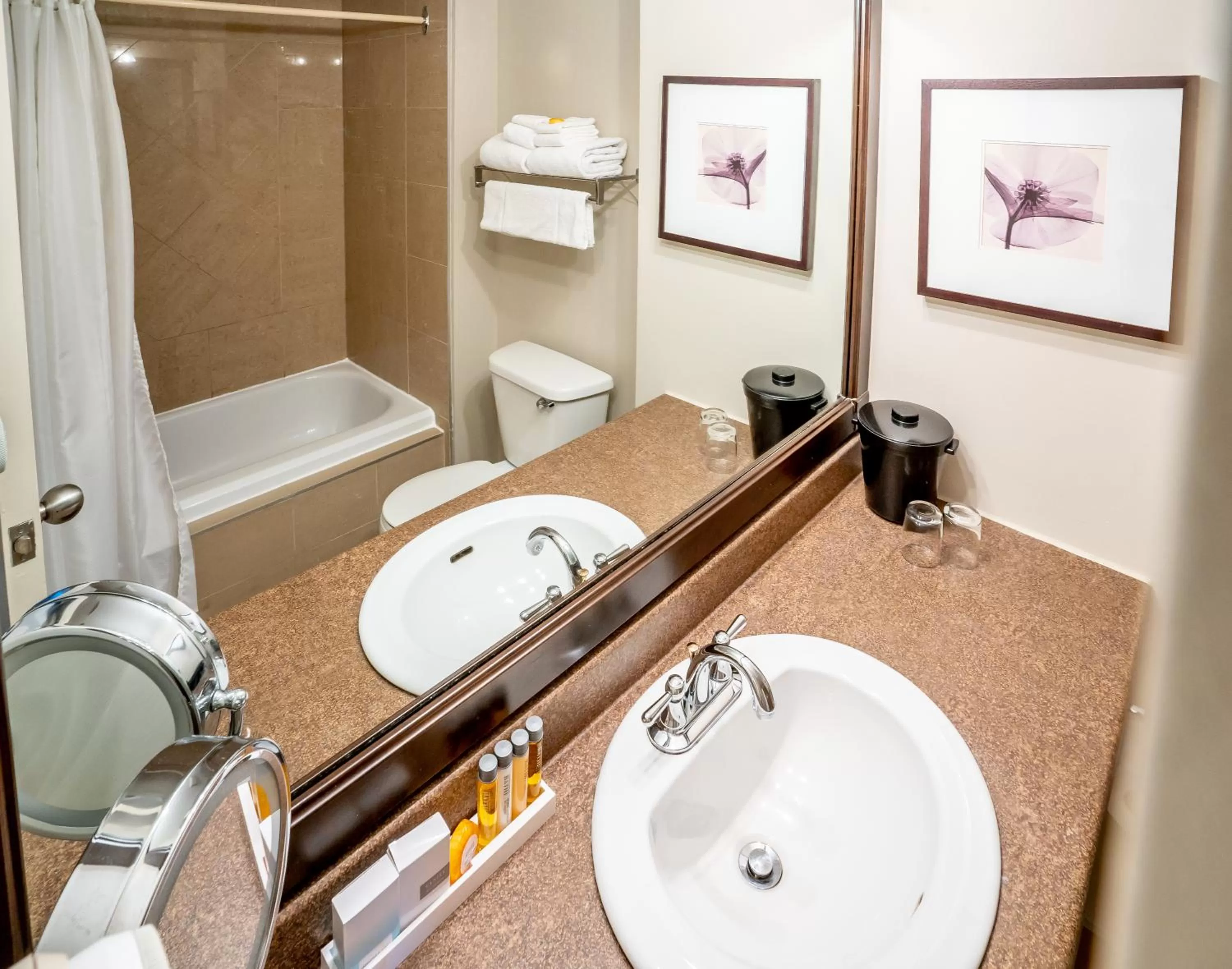 Bathroom in Manoir des Sables Hôtel & Golf