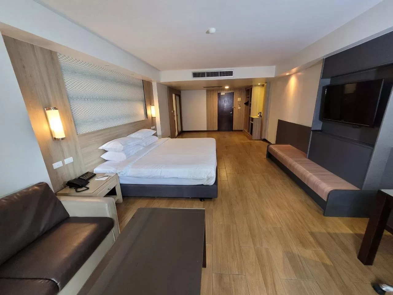 Bedroom, Bed in Dynasty Grande Hotel