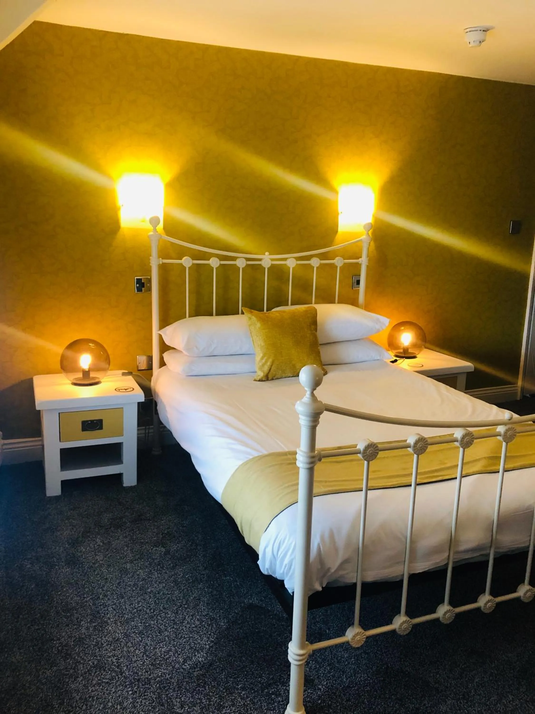 Bedroom, Bed in Hardwick Arms Hotel