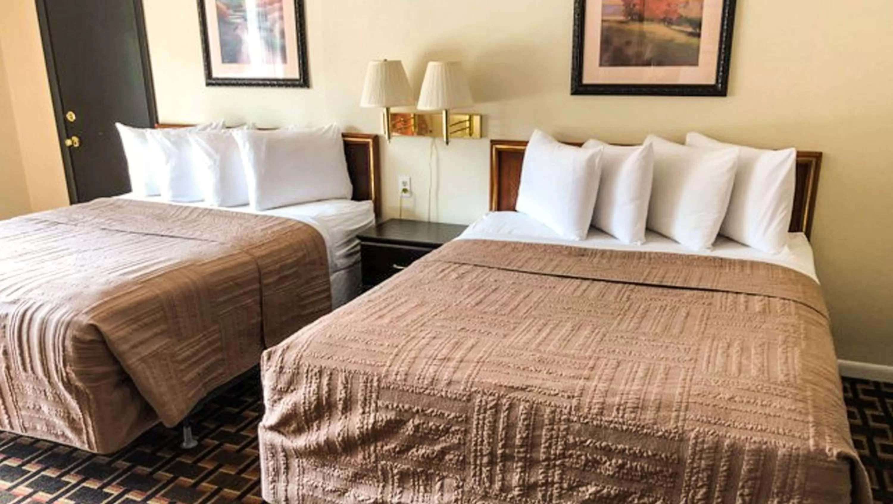 Photo of the whole room, Bed in Colonial Inn Ellsworth