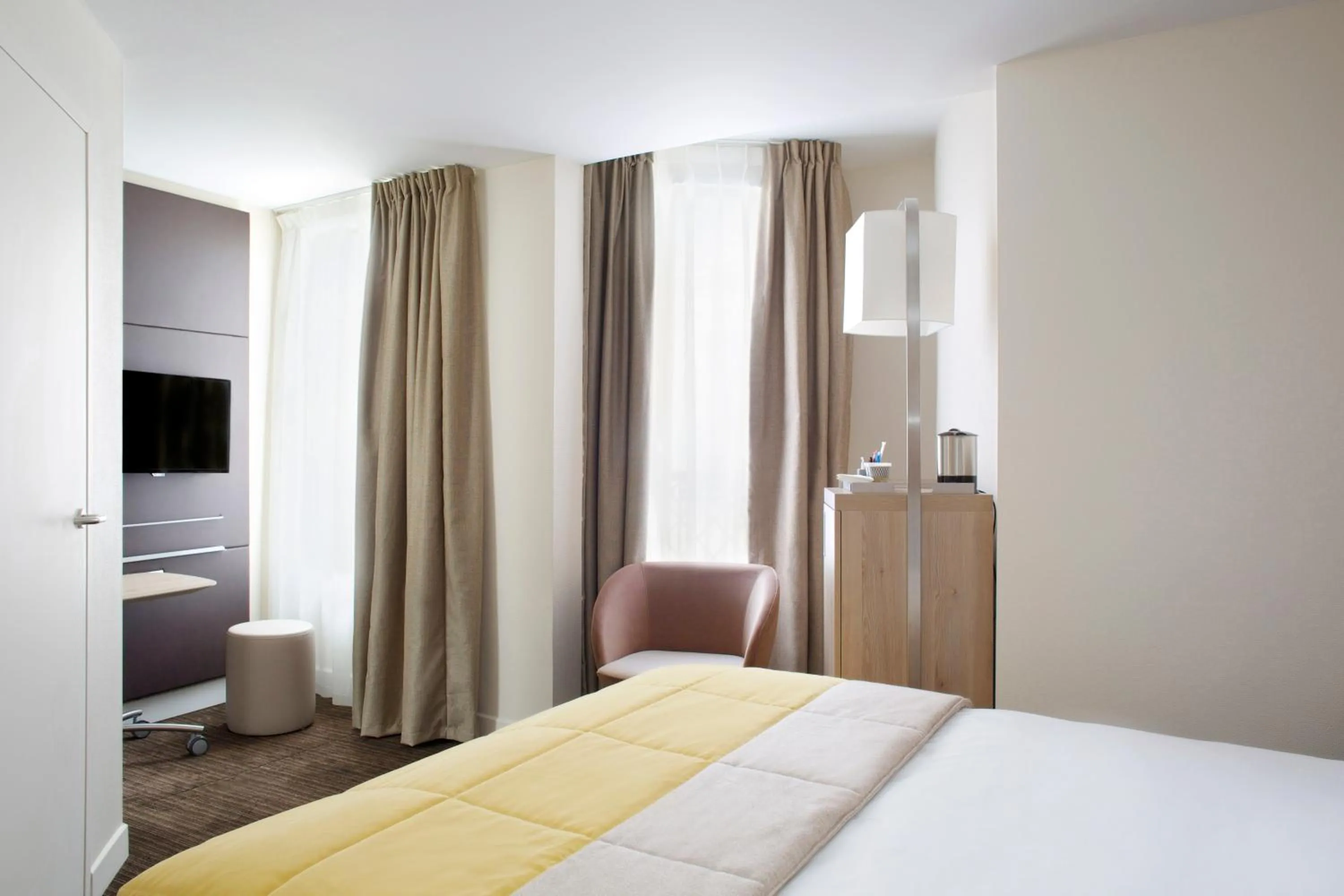 Bedroom, Bed in Mercure Paris Pigalle Sacre Coeur