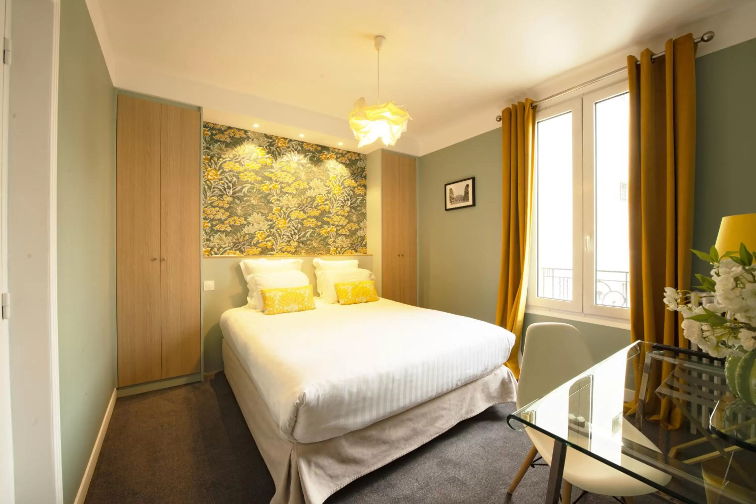 Bedroom in Hôtel des Batignolles